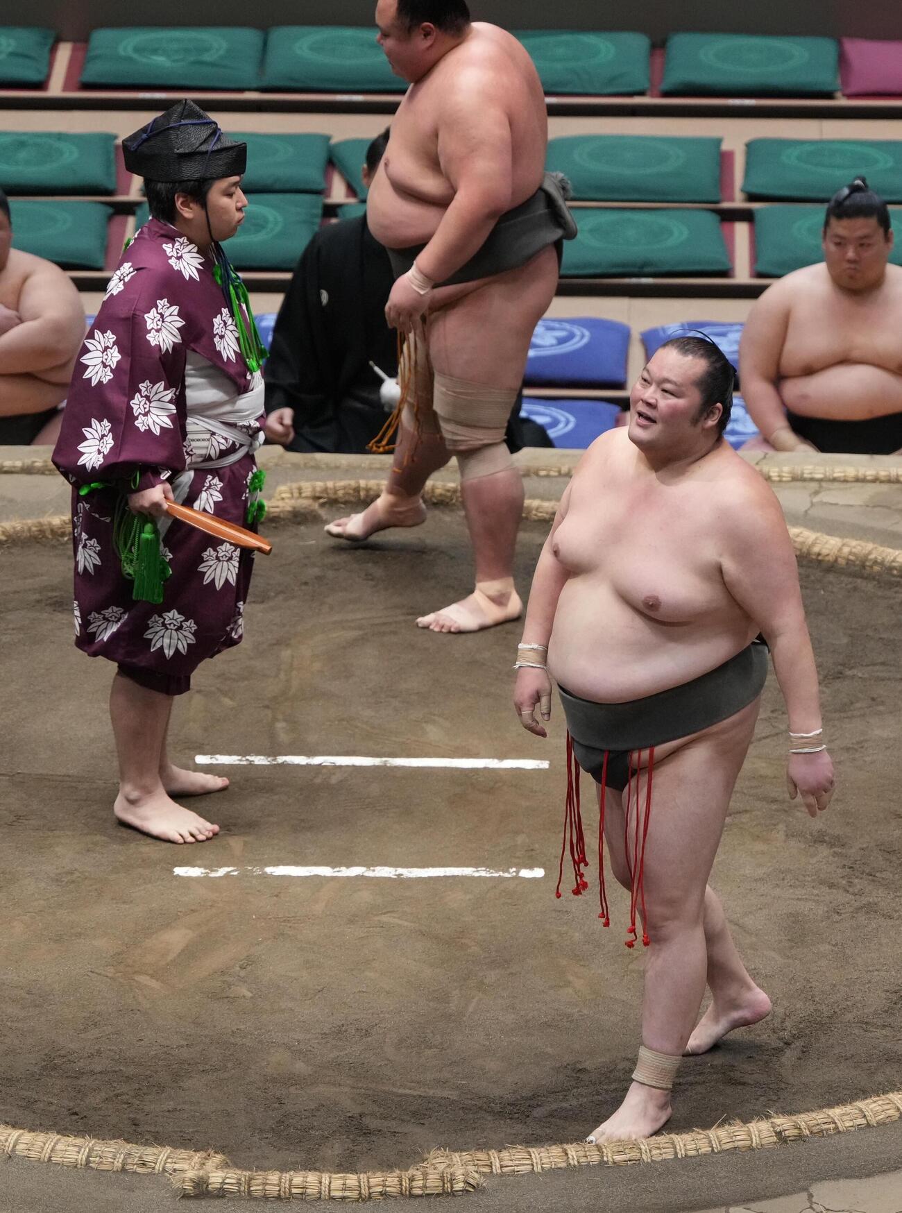 大相撲夏場所13日目　龍勢旺（左）は現役最後の取組で北勝伊に寄り切りで敗れるも清々しい表情を見せる（撮影・小沢裕）＝2026年5月22日