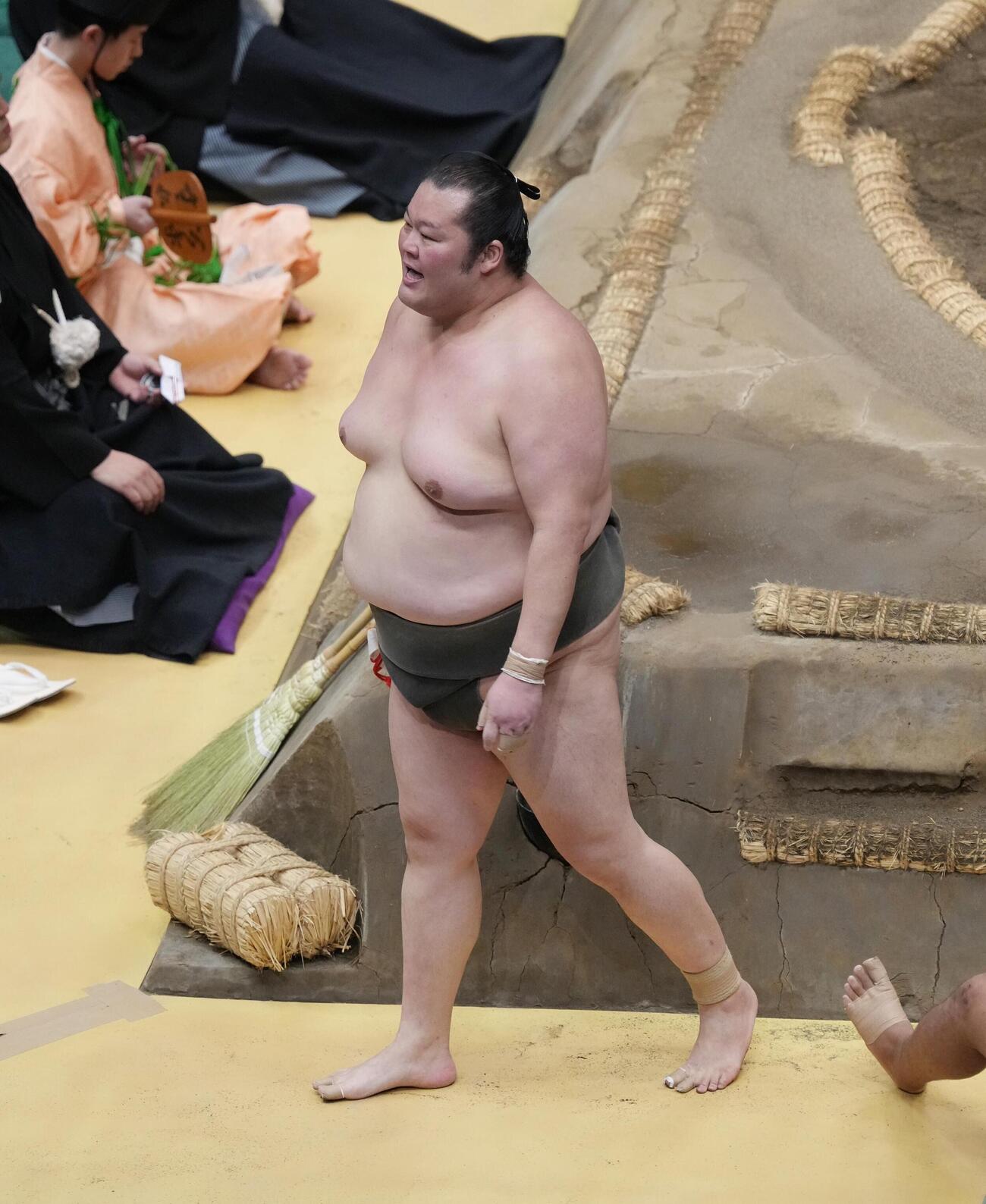 大相撲夏場所13日目　龍勢旺は現役最後の取組を終えた龍勢旺は清々しい表情で土俵を下りる（撮影・小沢裕）＝2026年5月22日