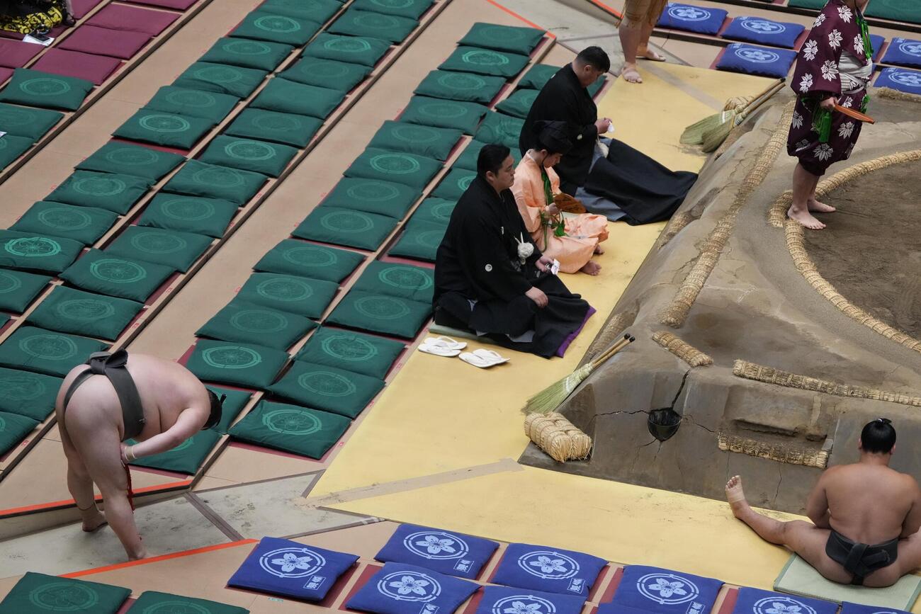 大相撲夏場所13日目　龍勢旺は現役最後の取組を終えた龍勢旺は土俵に向かって深々と一礼する（撮影・小沢裕）＝2026年5月22日