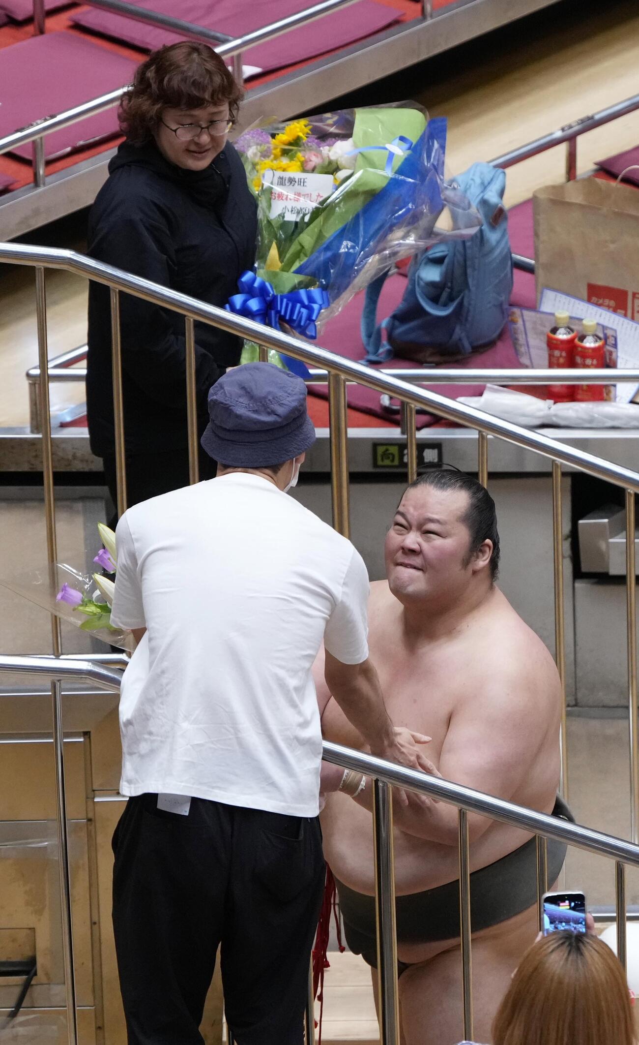 大相撲夏場所13日目　龍勢旺は現役最後の取組を終えた龍勢旺は花道で観客から花束を贈呈される（撮影・小沢裕）＝2026年5月22日