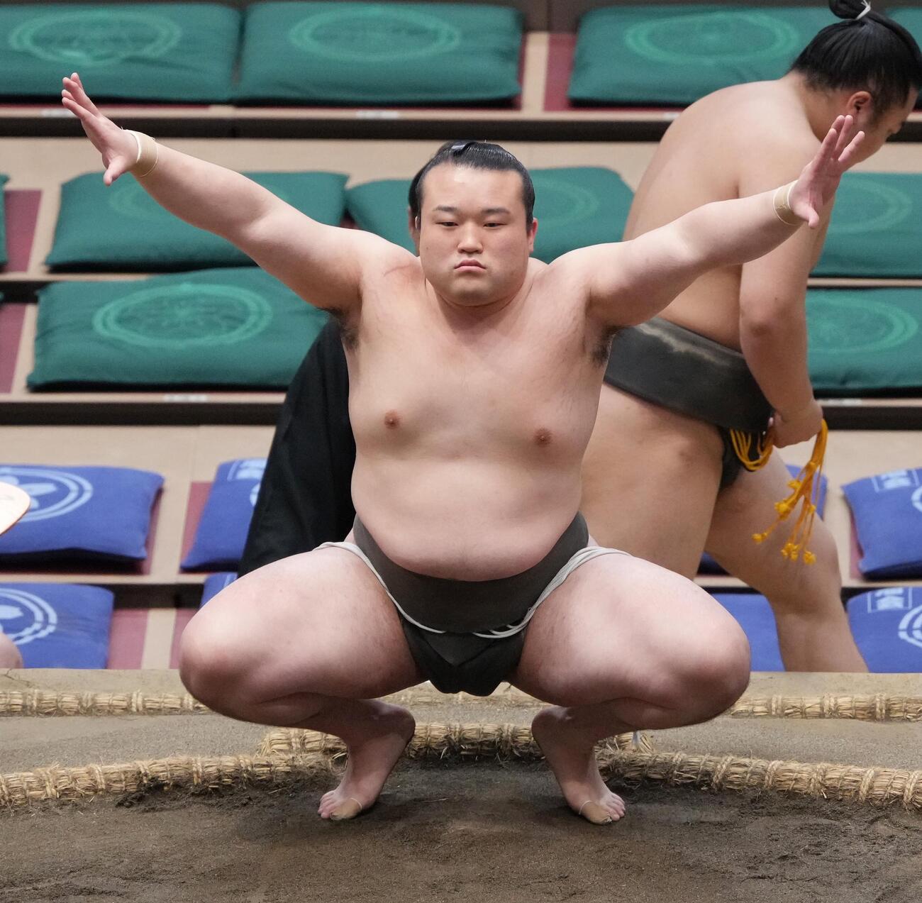 大相撲夏場所13日目　現役最後の取組に臨む毅ノ司（撮影・小沢裕）＝2026年5月22日