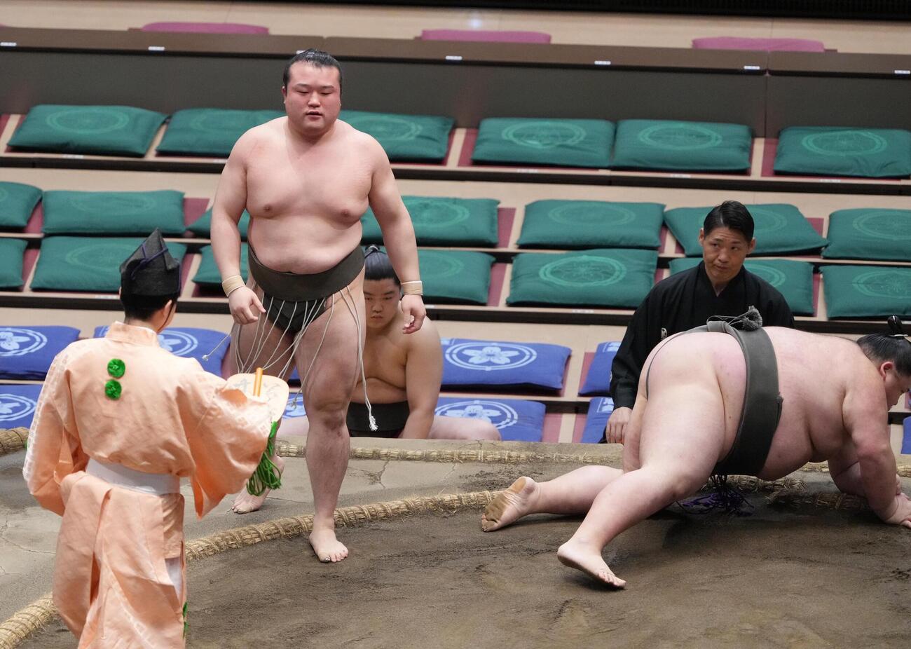 大相撲夏場所13日目　現役最後の取組で毅ノ司は魁佑馬（右）を下手投げで破る（撮影・小沢裕）＝2026年5月22日