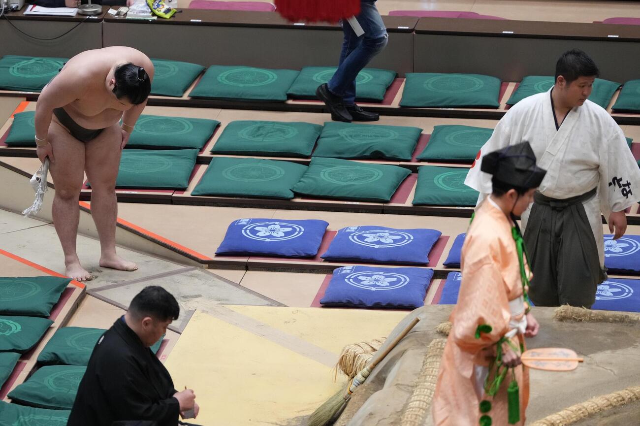 大相撲夏場所13日目　現役最後の取組を終え土俵に一礼する毅ノ司（撮影・小沢裕）＝2026年5月22日