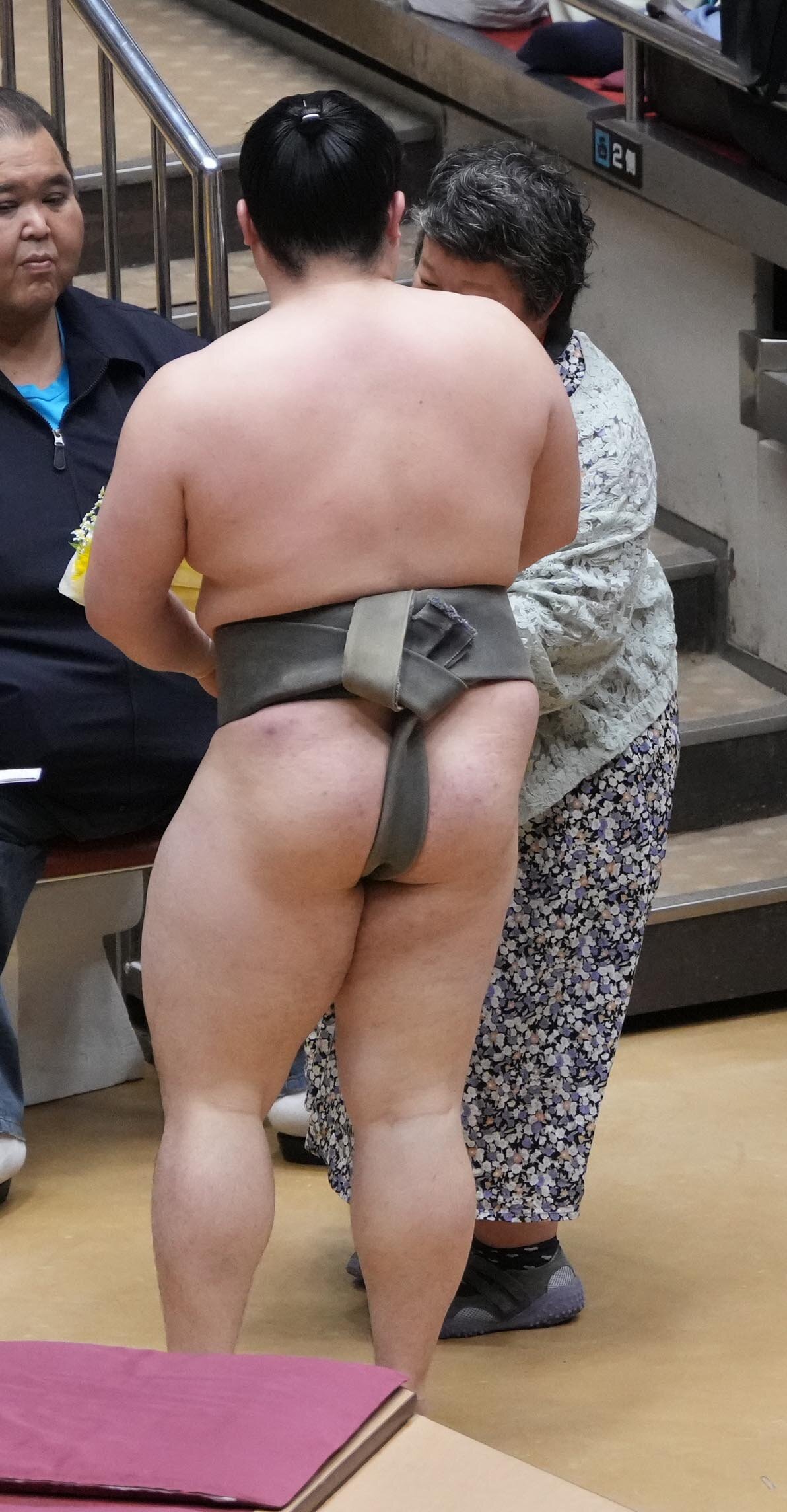 大相撲夏場所13日目　現役最後の取組を終え観客から花束を贈呈される毅ノ司（撮影・小沢裕）　＝2026年5月22日