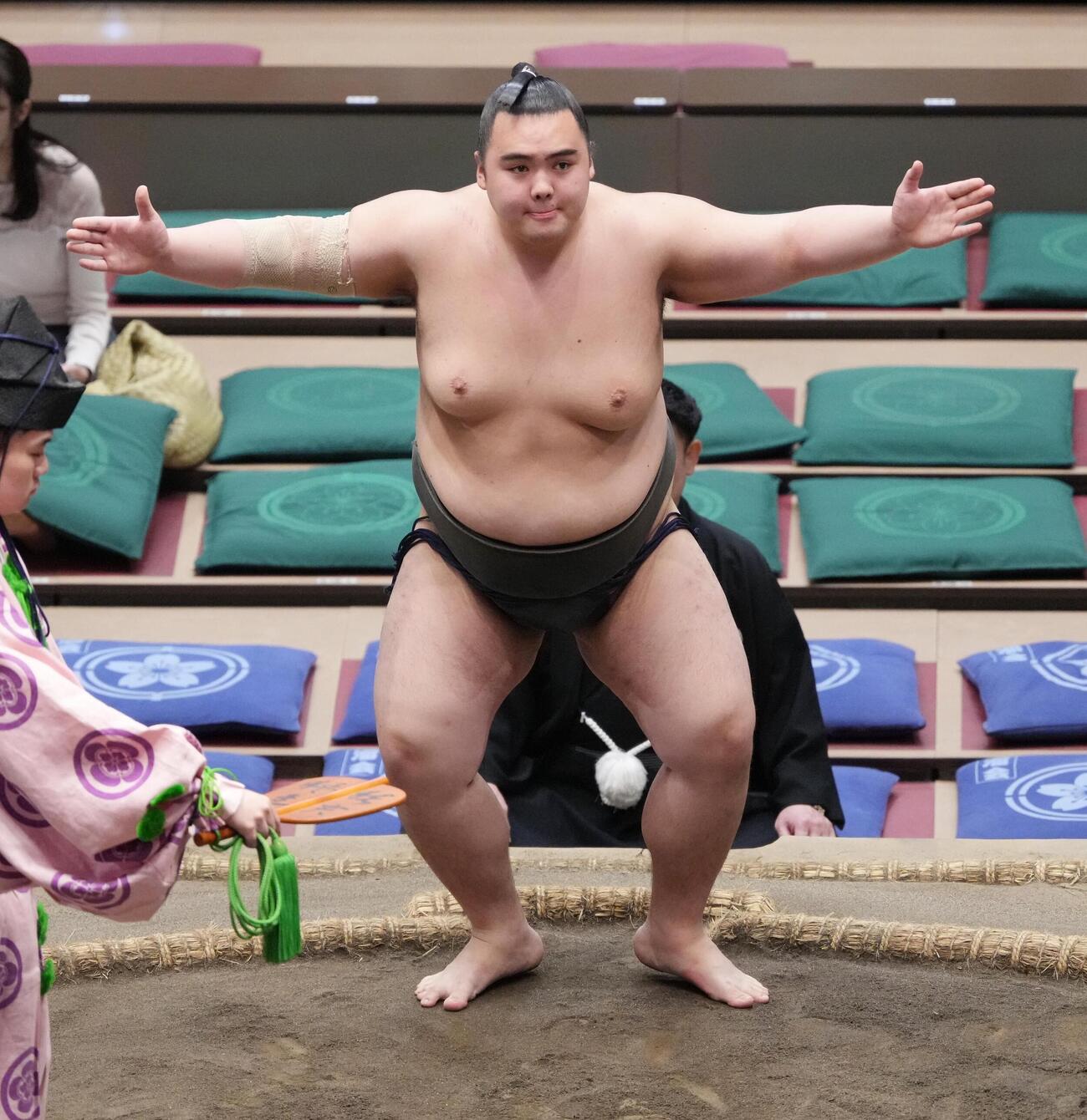 大相撲夏場所13日目　現役最後の取組に臨む朝大洞（撮影・小沢裕）