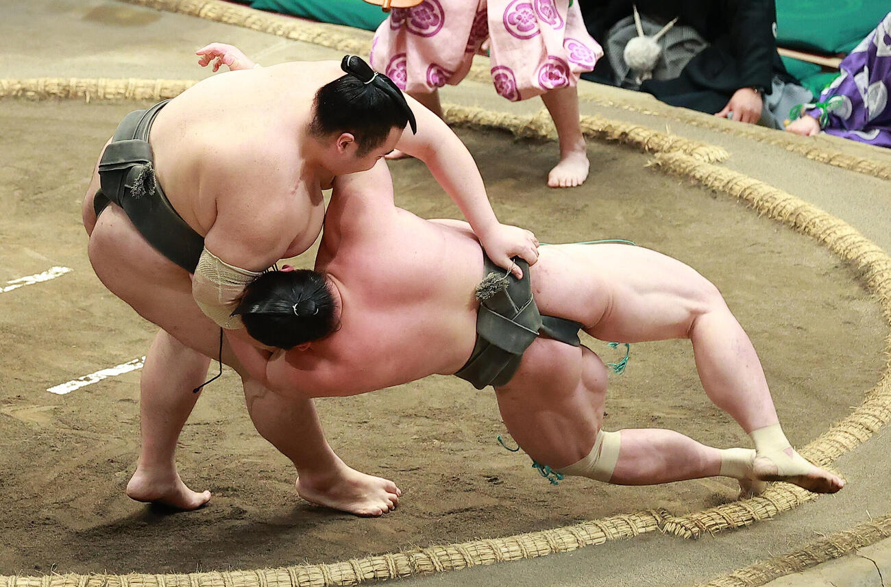 小滝山（右）を上手投げで破る朝大洞（撮影・中島郁夫）