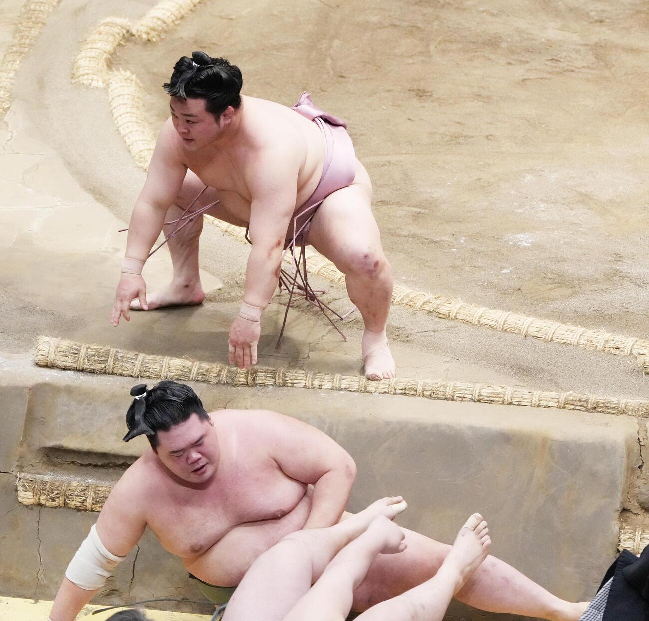 大相撲夏場所13日目　炎鵬は下手投げで明生（下）を破り勝ち越しを決める（撮影・小沢裕）　＝2026年5月22日
