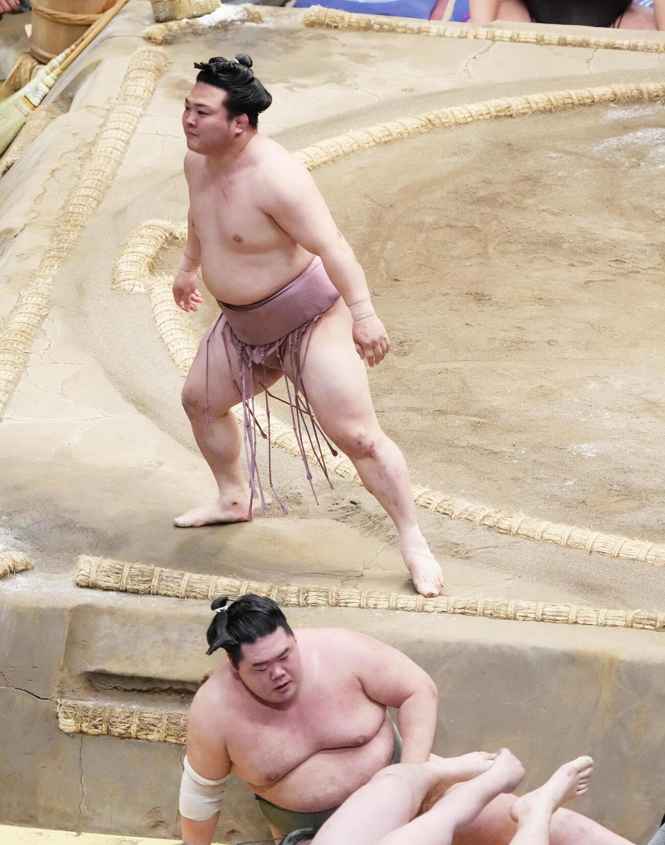 大相撲夏場所13日目　炎鵬は下手投げで明生（下）を破り勝ち越しを決める（撮影・小沢裕）　＝2026年5月22日