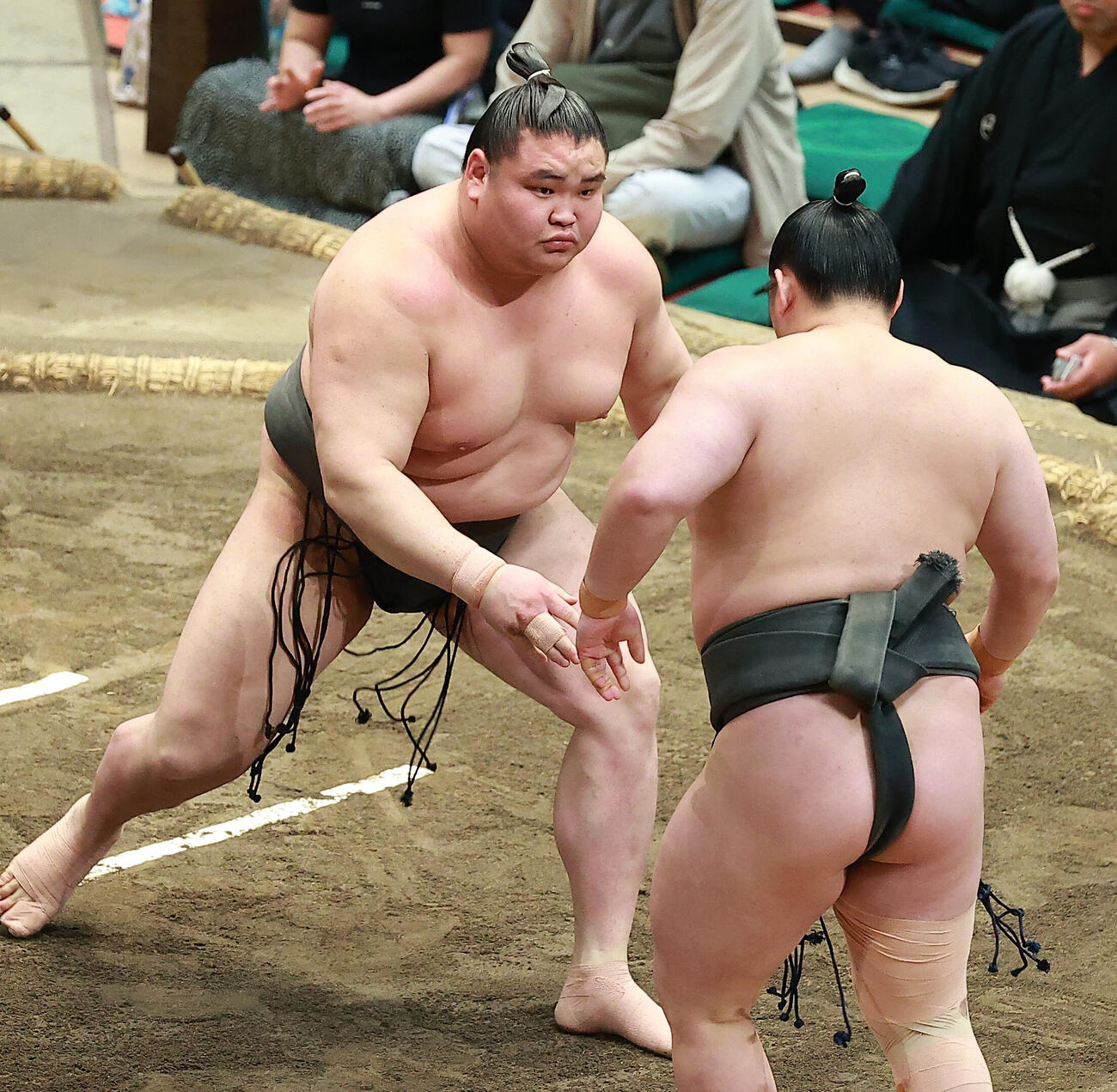 大相撲夏場所13日目　三田（右）を押し出しで破る旭富士（撮影・中島郁夫）