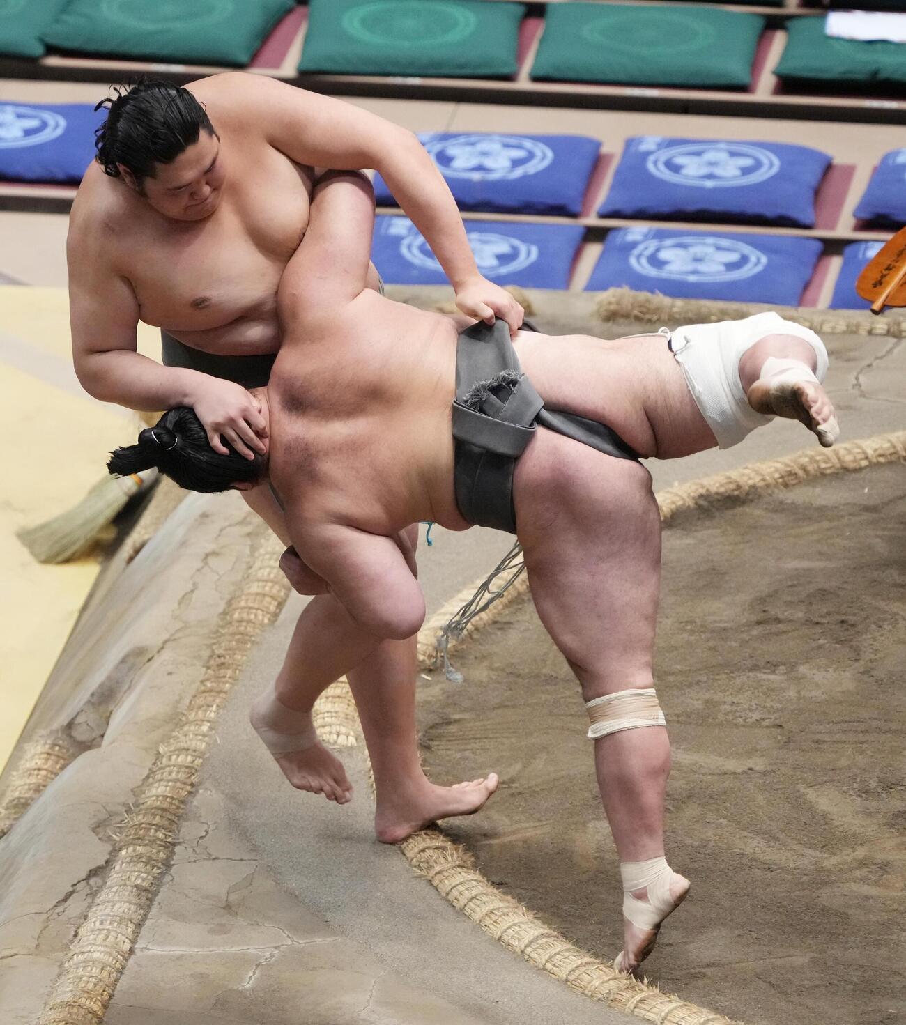 大相撲夏場所13日目　木竜皇（右）は天昇山を押し出しで破る（撮影・小沢裕）＝2026年5月22日