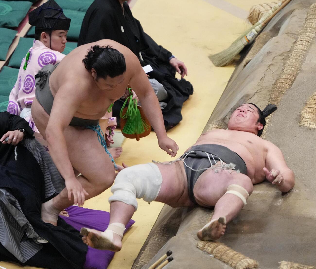 大相撲夏場所13日目　木竜皇（右）は天昇山を押し出しで破る（撮影・小沢裕）＝2026年5月22日