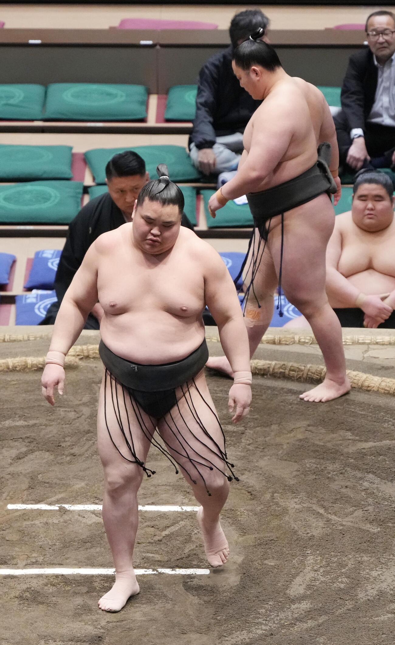 大相撲夏場所13日目　旭富士は三田（右）を押し出しで破る（撮影・小沢裕）　＝2026年5月22日