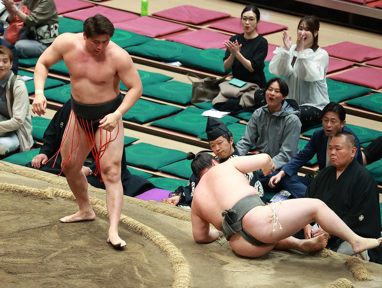 清水海（右）を上手投げで破る大森（撮影・中島郁夫）