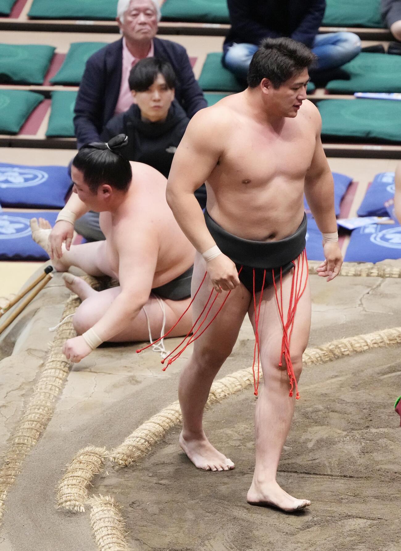大相撲夏場所13日目　大森（右）は清水海を上手投げで破り幕下の優勝決定戦に進んだ（撮影・小沢裕）　＝2026年5月22日