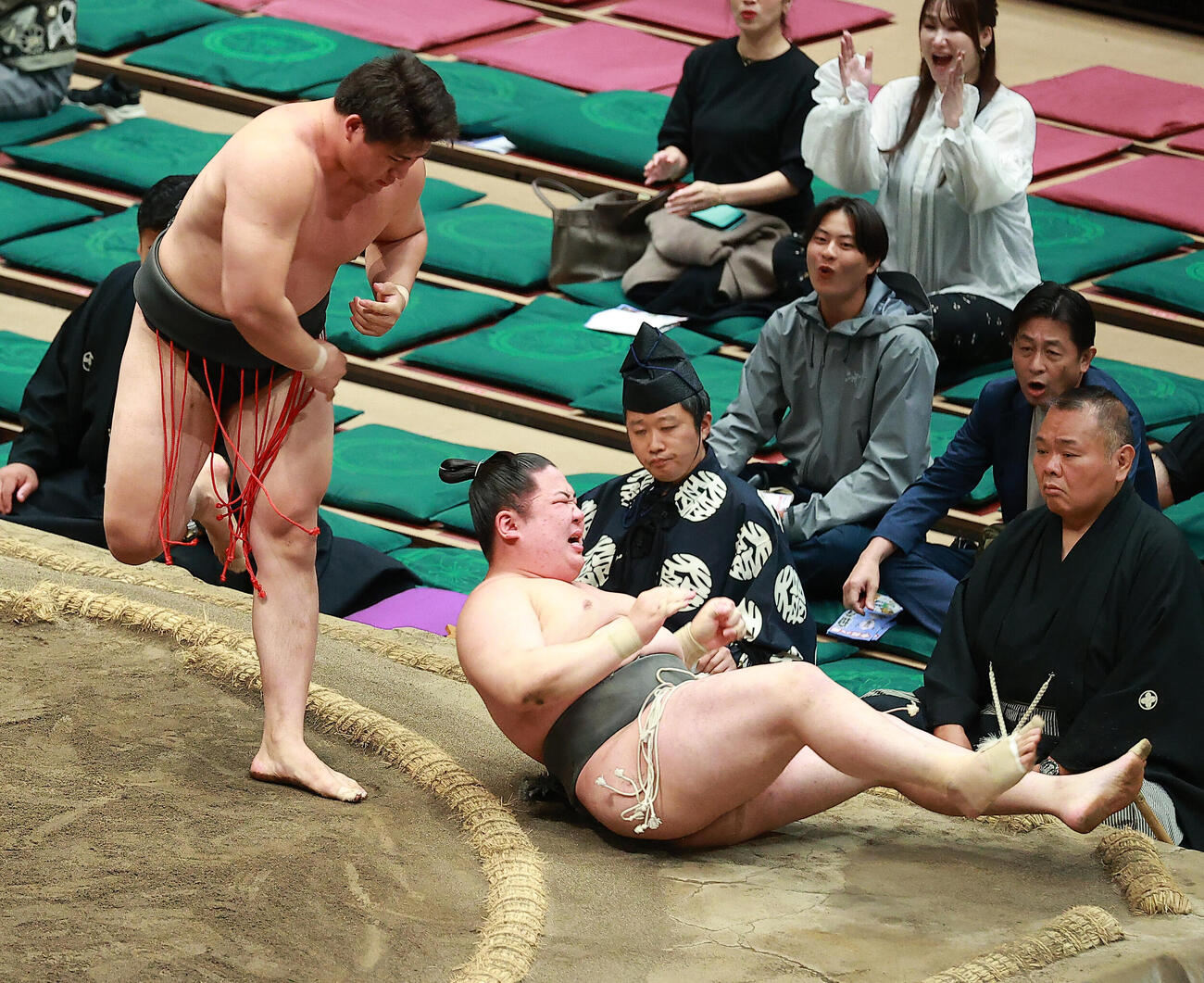清水海（右）を上手投げで破る大森（撮影・中島郁夫）