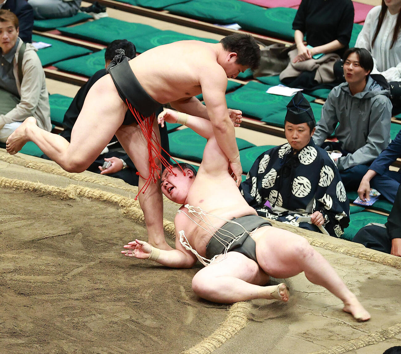 清水海（右）を上手投げで破る大森（撮影・中島郁夫）