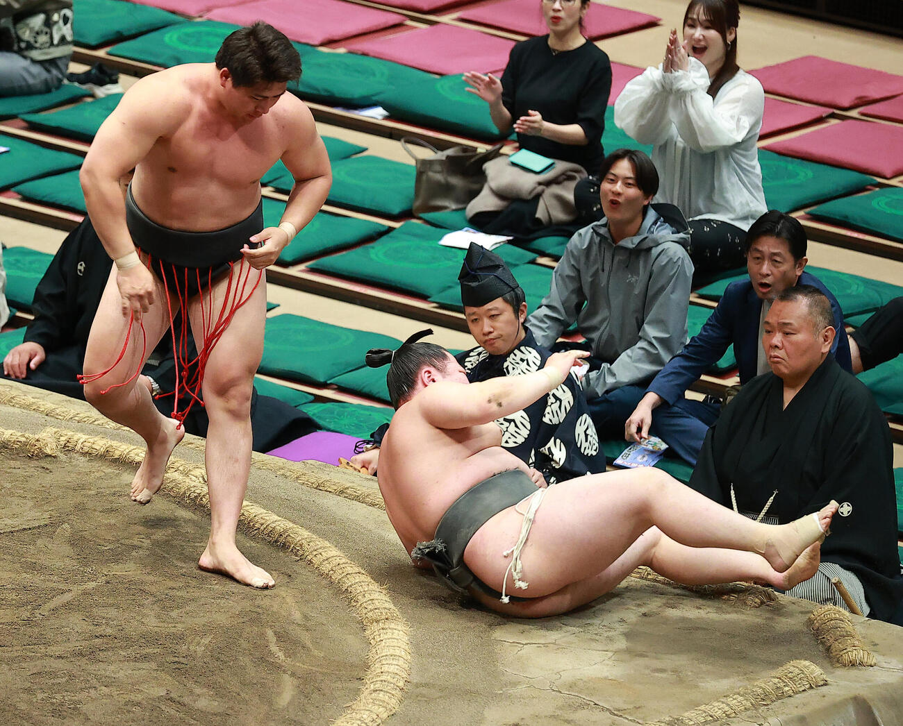 清水海（右）を上手投げで破る大森（撮影・中島郁夫）