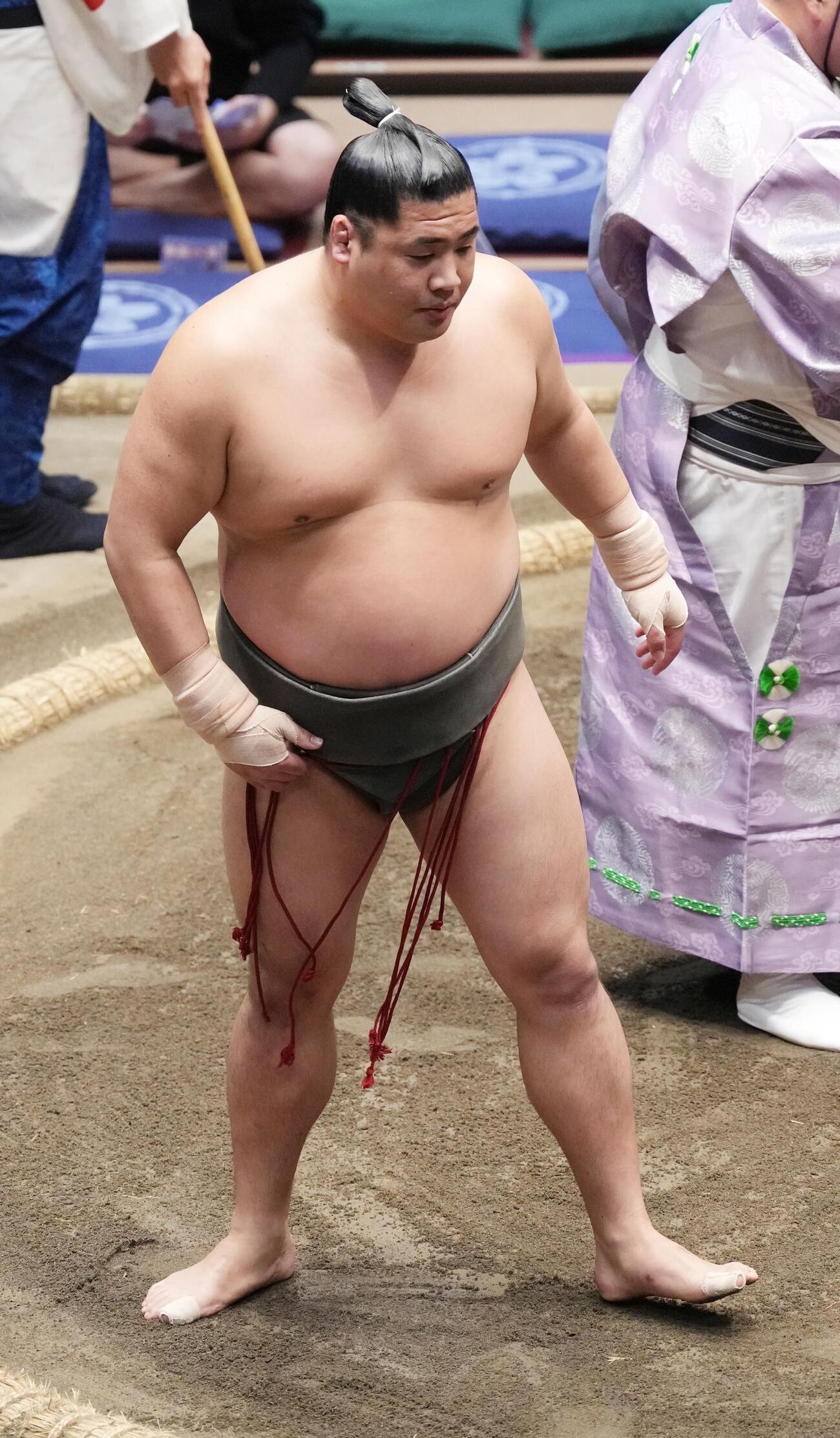 大相撲夏場所13日目　現役最後の取組に臨む勇磨（撮影・小沢裕）　＝2026年5月22日