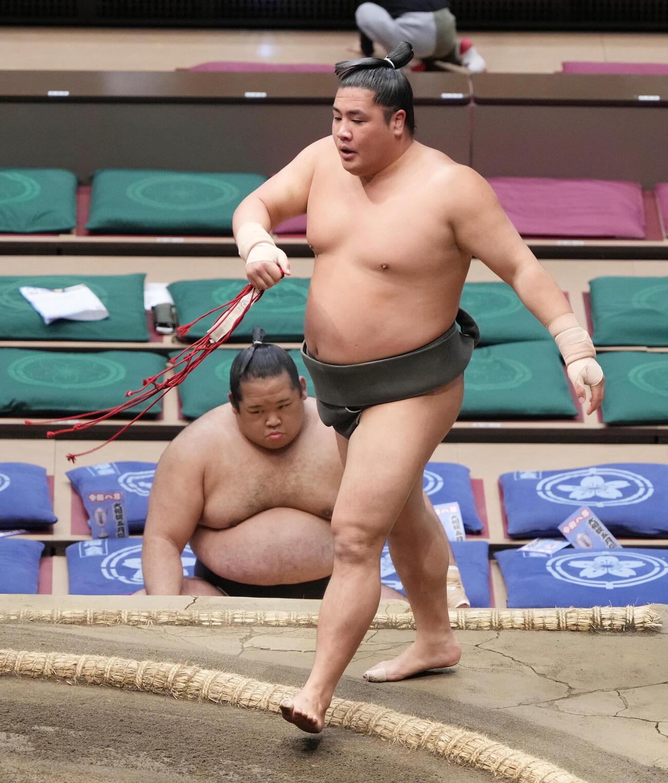 大相撲夏場所13日目　現役最後の取組を白星で飾った勇磨（撮影・小沢裕）　＝2026年5月22日