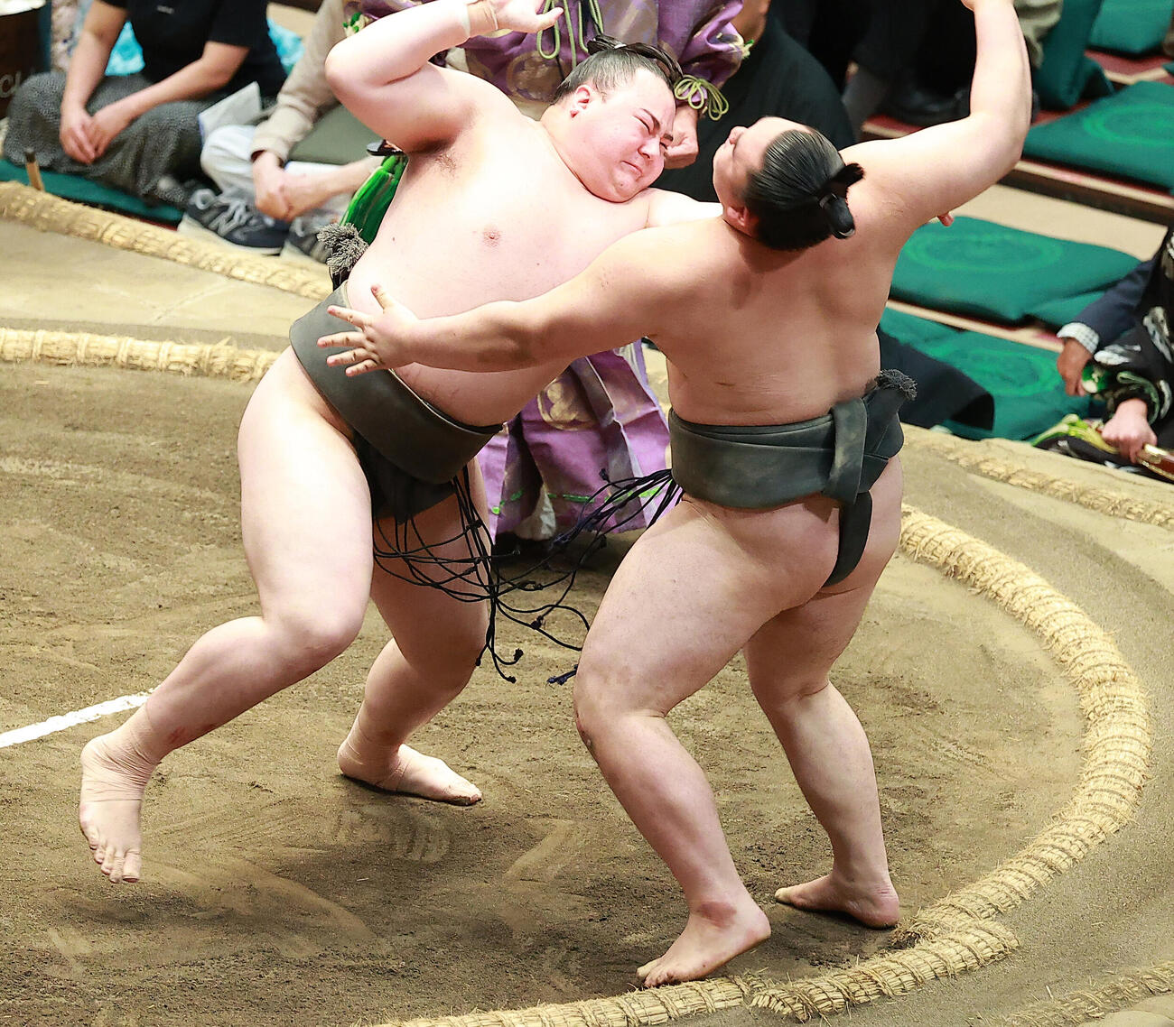 豪ノ湖（右）を突き出しで破る丹治（撮影・中島郁夫）