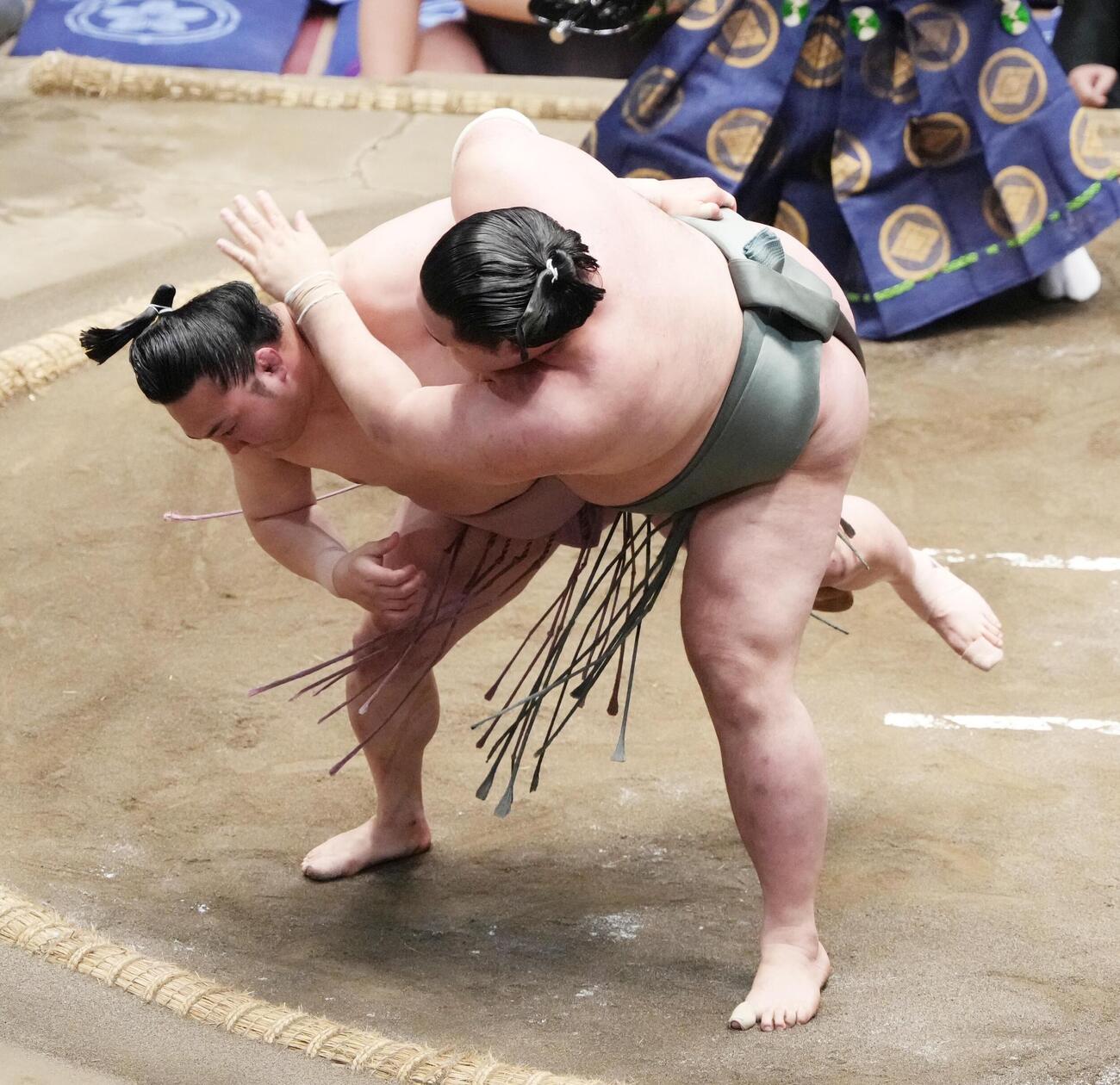 大相撲夏場所13日目　炎鵬（左）は下手投げで明生を破り勝ち越しを決める（撮影・小沢裕）