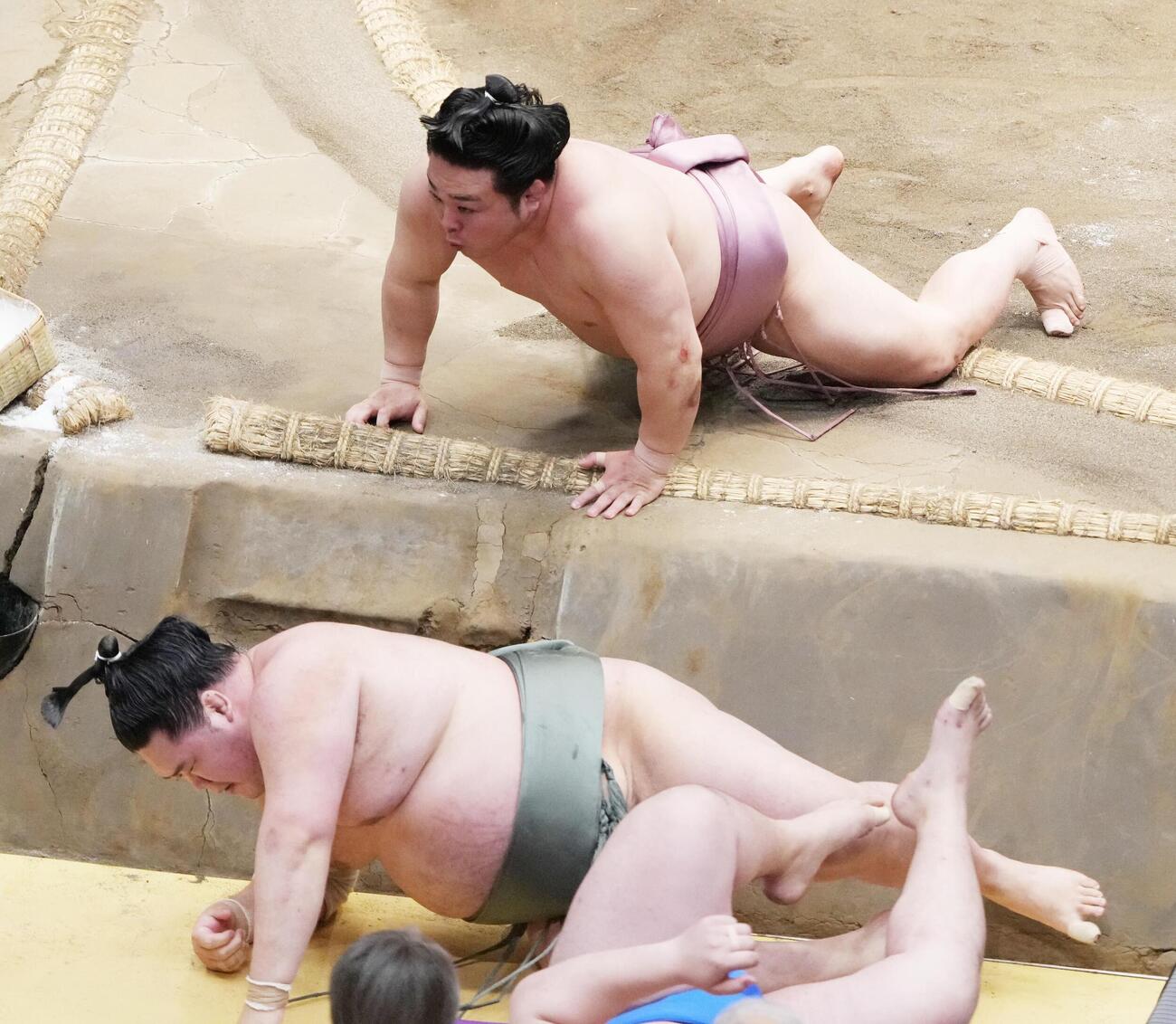 大相撲夏場所13日目　炎鵬は下手投げで明生（手前）を破り勝ち越しを決める（撮影・小沢裕）　＝2026年5月22日