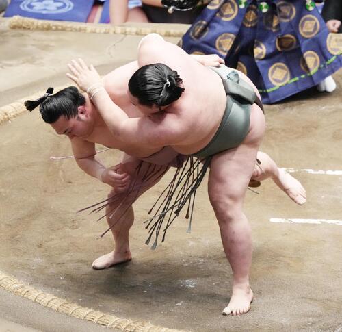 十両炎鵬　逆転の下手投げ炸裂「あの状況からすごい力が出ましたね」19場所ぶり勝ち越し決めた