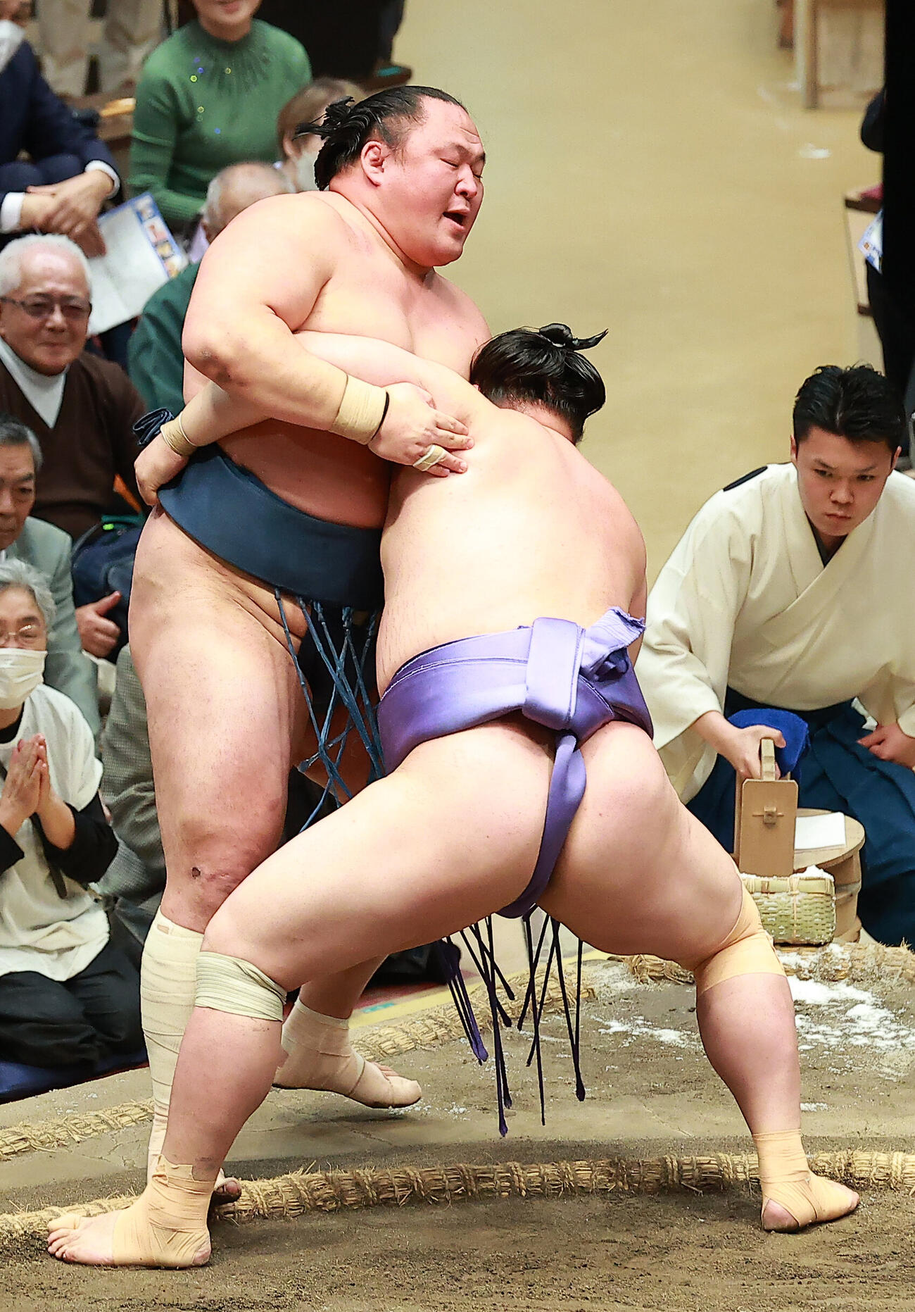 玉鷲（左）を寄り切りで破る欧勝海（撮影・中島郁夫）