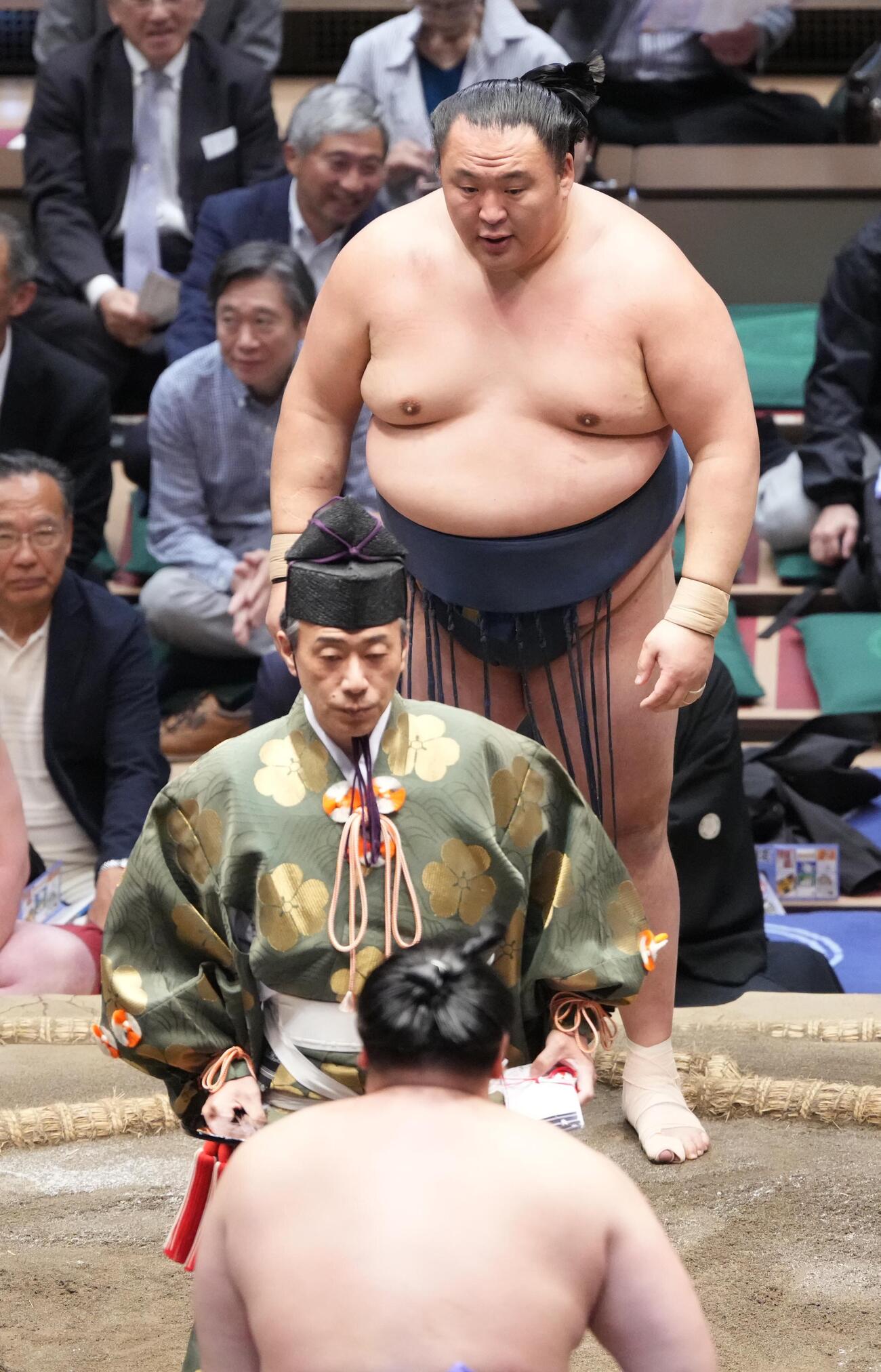 大相撲夏場所13日目　欧勝海（手前）に寄り切りで敗れた玉鷲（撮影・小沢裕）　＝2026年5月22日