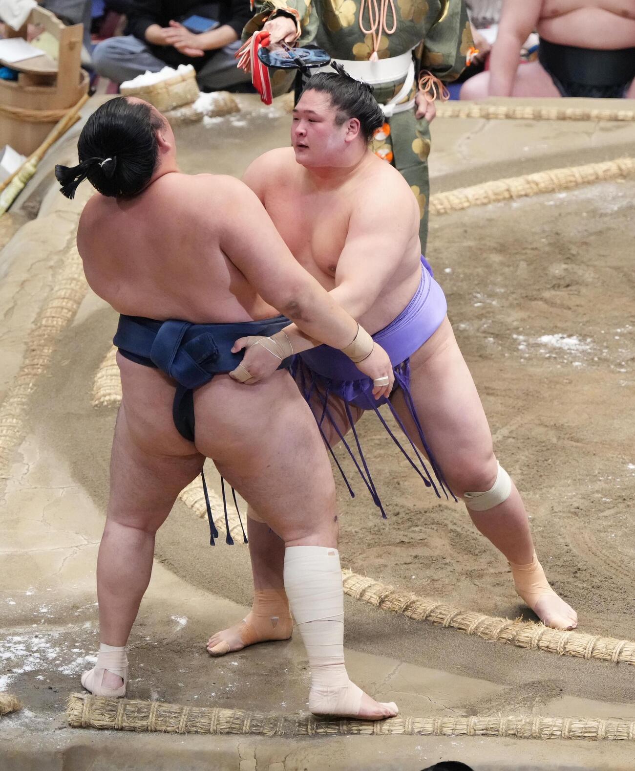 大相撲夏場所13日目　欧勝海（右）は玉鷲を寄り切りで破る（撮影・小沢裕）　＝2026年5月22日