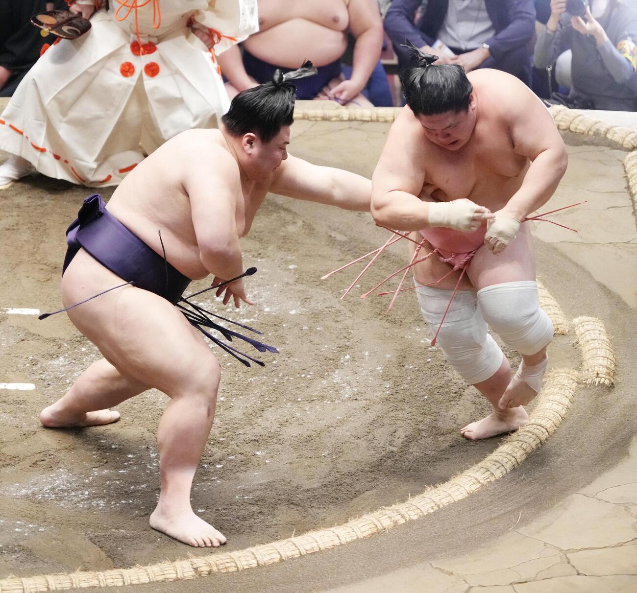 大相撲夏場所13日目　義ノ富士（左）は宇良を押し出しで下す（撮影・小沢裕）　＝2026年5月22日