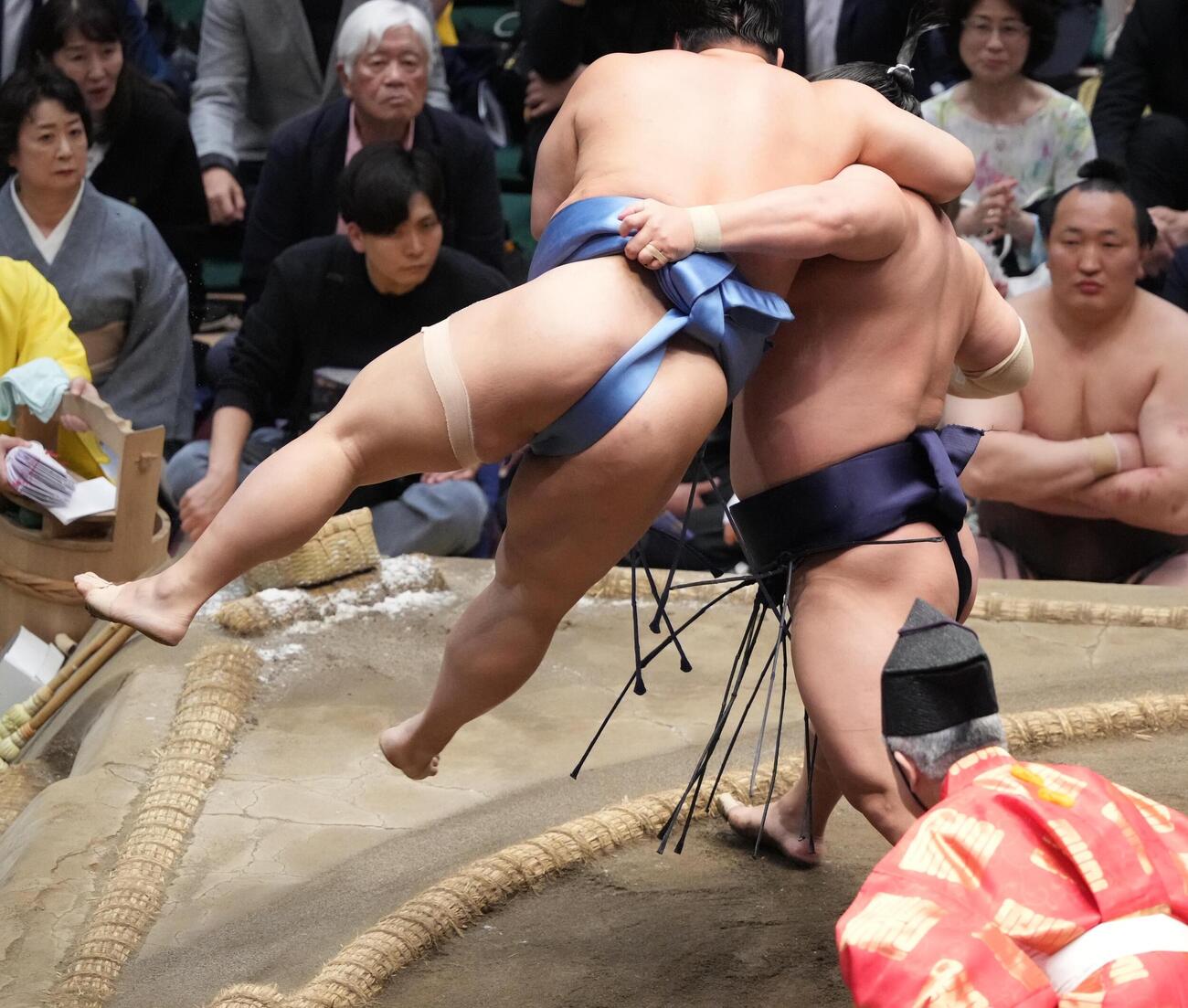 大相撲夏場所13日目　若隆景（右）は翔猿をつり出しで下す（撮影・小沢裕）