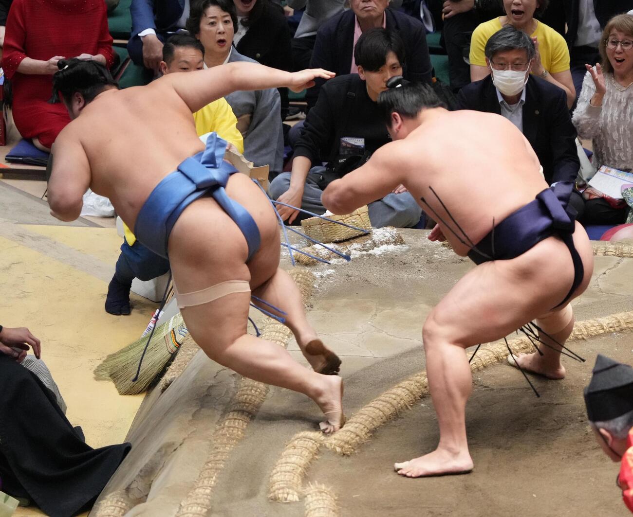大相撲夏場所13日目　若隆景（右）は翔猿をつり出しで下す（撮影・小沢裕）