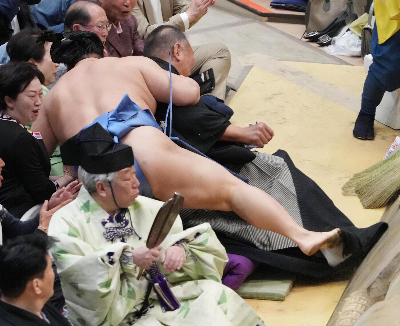 大相撲夏場所13日目　若隆景につり出しで敗れた翔猿は審判を務める湊親方と接触する（撮影・小沢裕）　