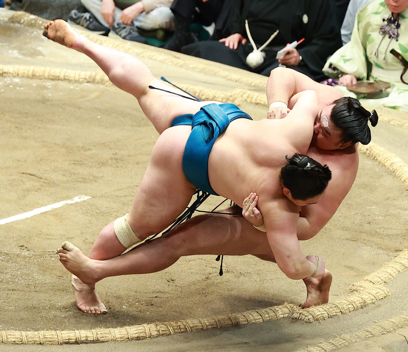 琴栄峰（左）をうっちゃりで破る霧島（撮影・中島郁夫）