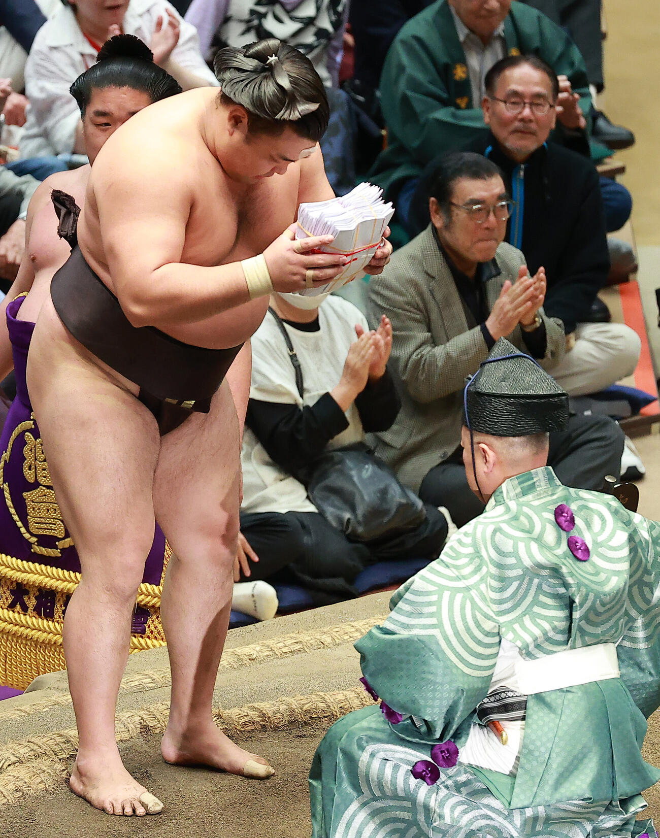 懸賞金の束を受けとる霧島（撮影・中島郁夫）