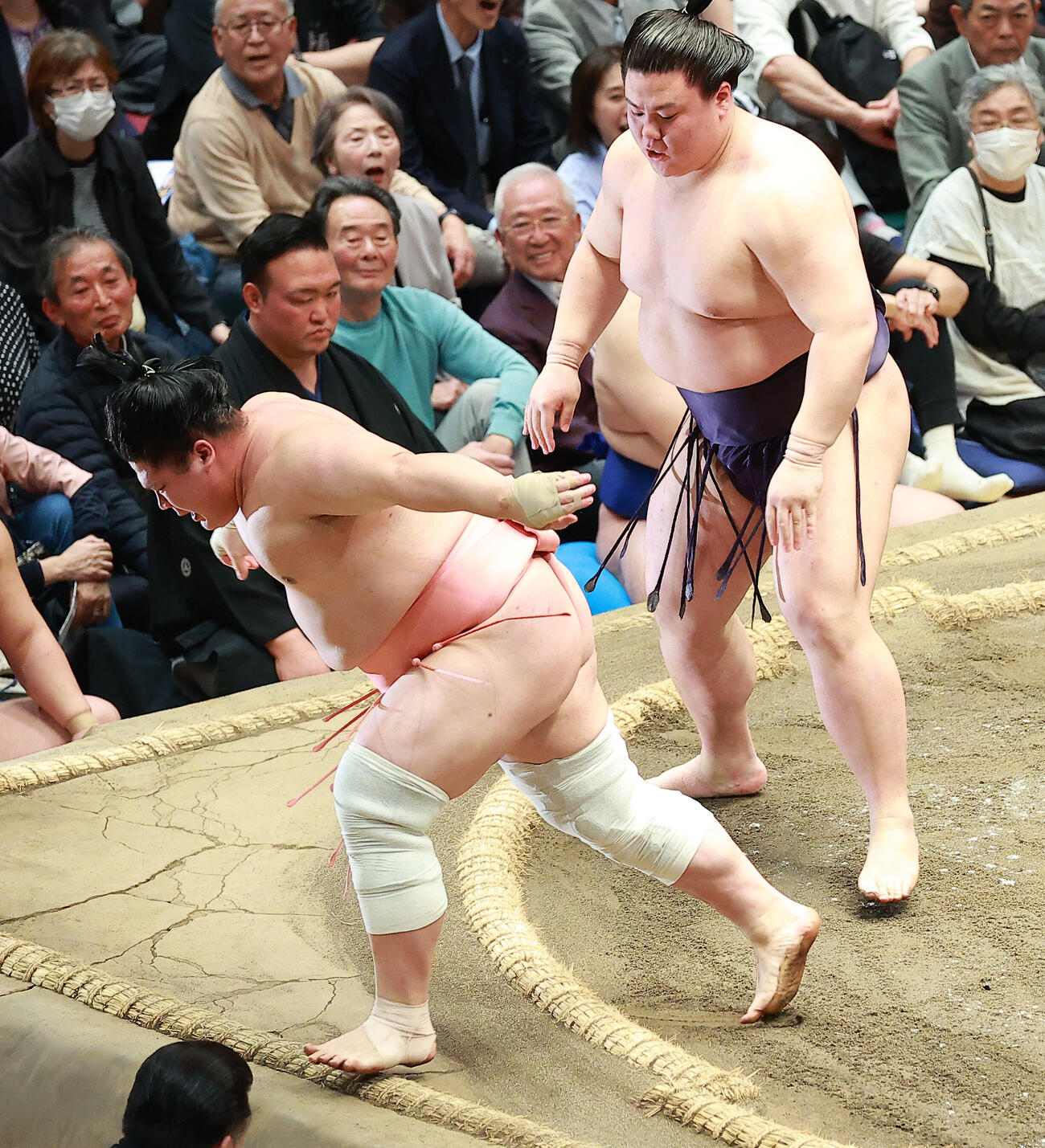 宇良（左）を押し出しで破る義ノ富士（撮影・中島郁夫）