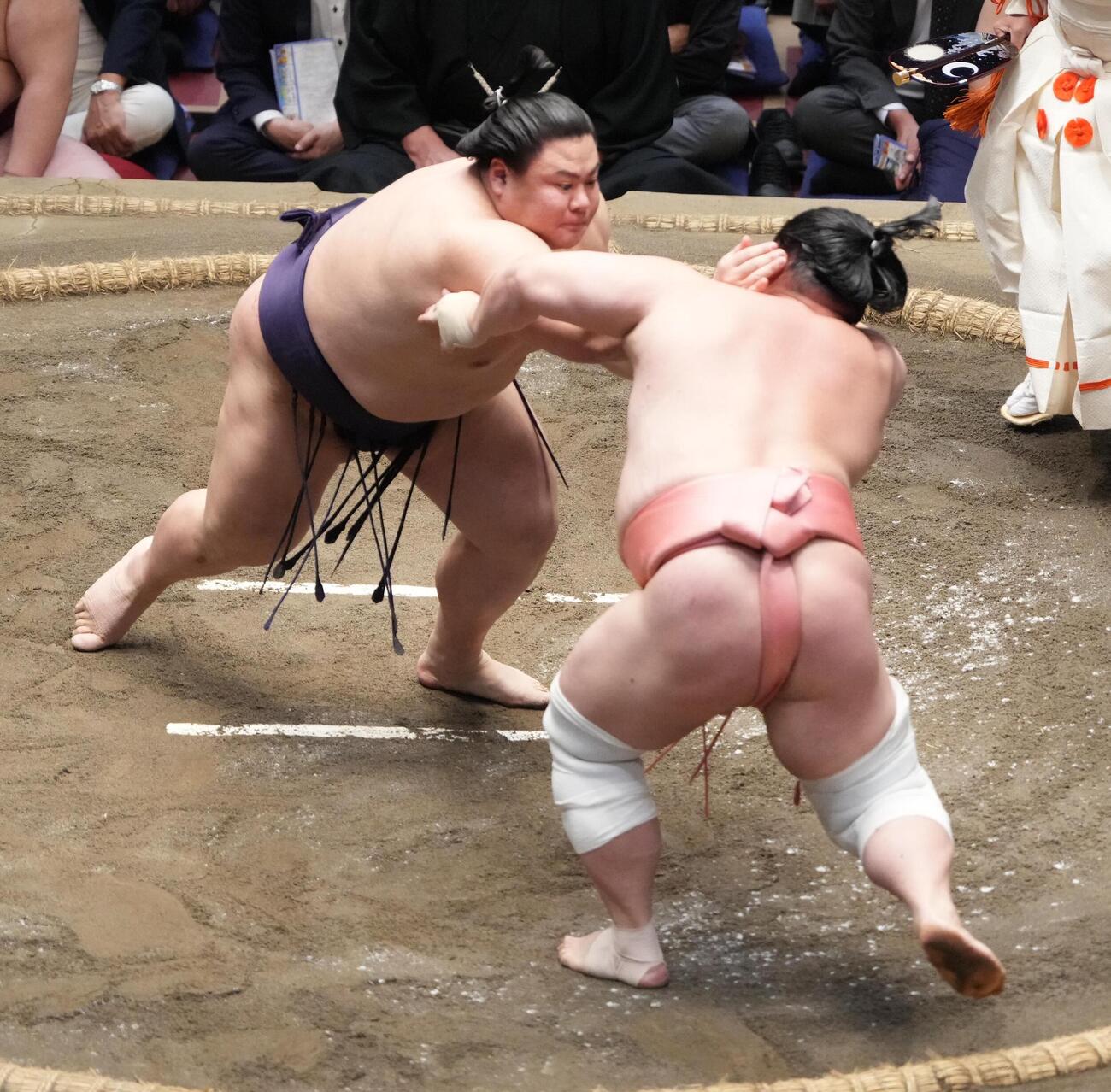 大相撲夏場所13日目　義ノ富士（左）は宇良を土俵際へ攻め込む（撮影・小沢裕）