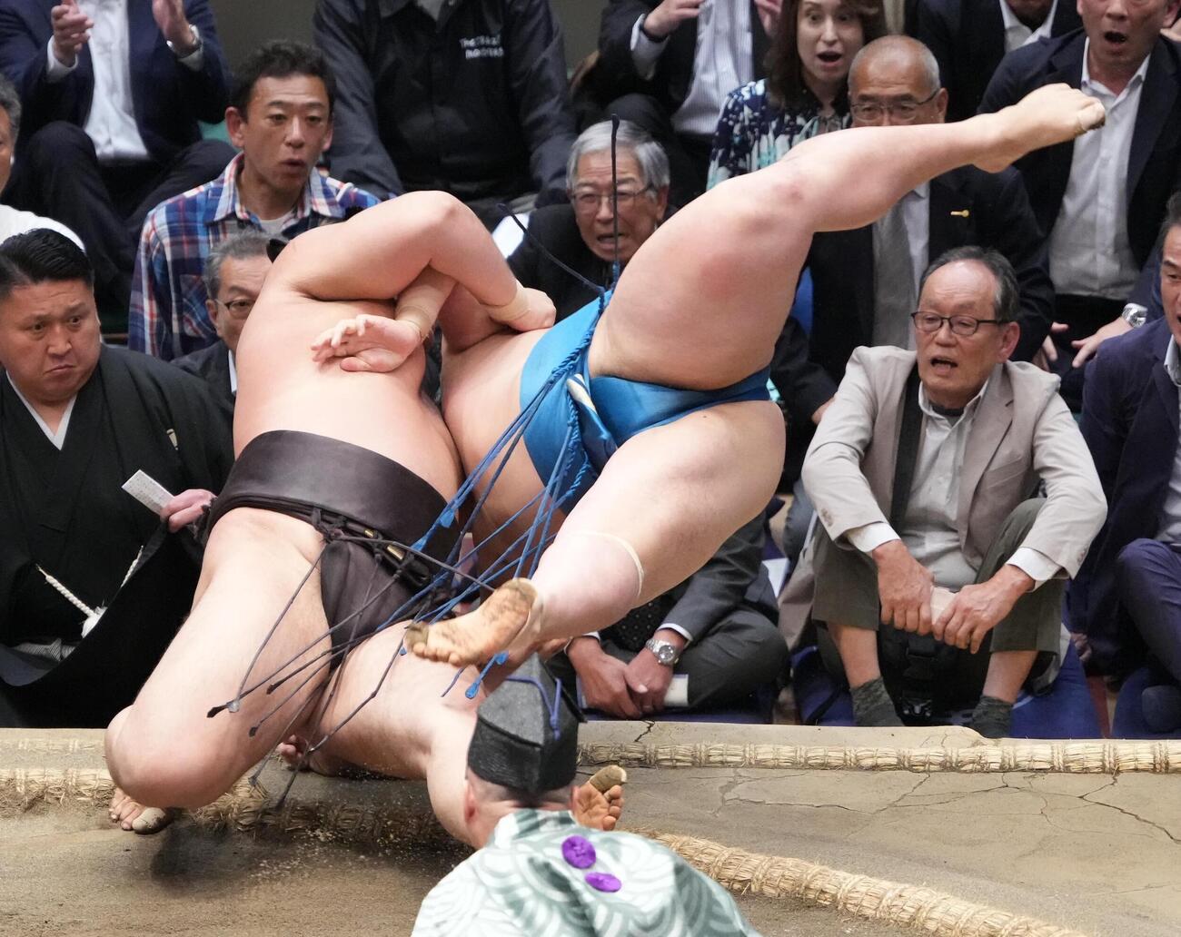 大相撲夏場所13日目　土俵際へ追い込まれた霧島（左）はうっちゃりで琴栄峰を投げる（撮影・小沢裕）