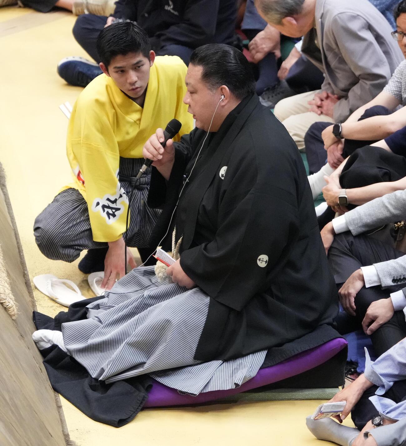 大相撲夏場所13日目　霧島と琴栄峰の一番で物言いが付き、協議した結果をアナウンスする浅香山審判長（撮影・小沢裕）　＝2026年5月22日