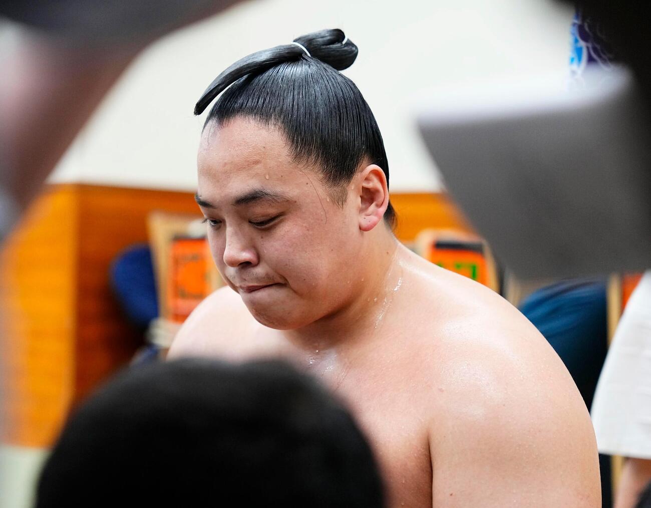 大相撲夏場所13日目　支度部屋で悔しそうな表情を見せる琴栄峰
