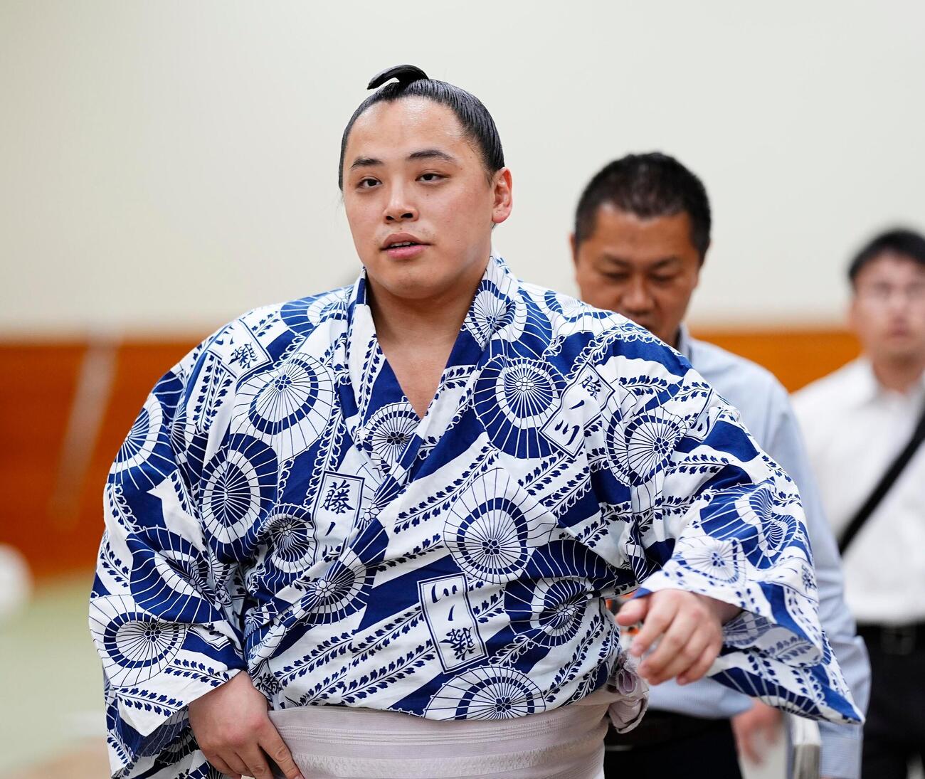 大相撲夏場所13日目　支度部屋をあとにする琴栄峰　＝2026年5月22日
