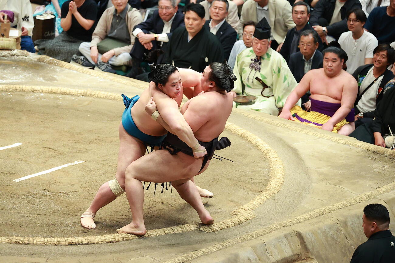 琴栄峰（左）をうっちゃりで破る霧島（撮影・中島郁夫）