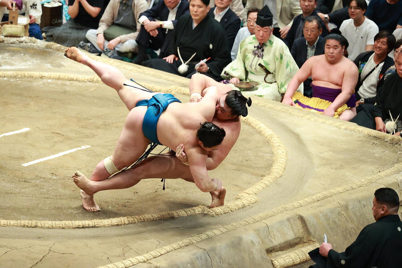 琴栄峰（左）をうっちゃりで破る霧島（撮影・中島郁夫）