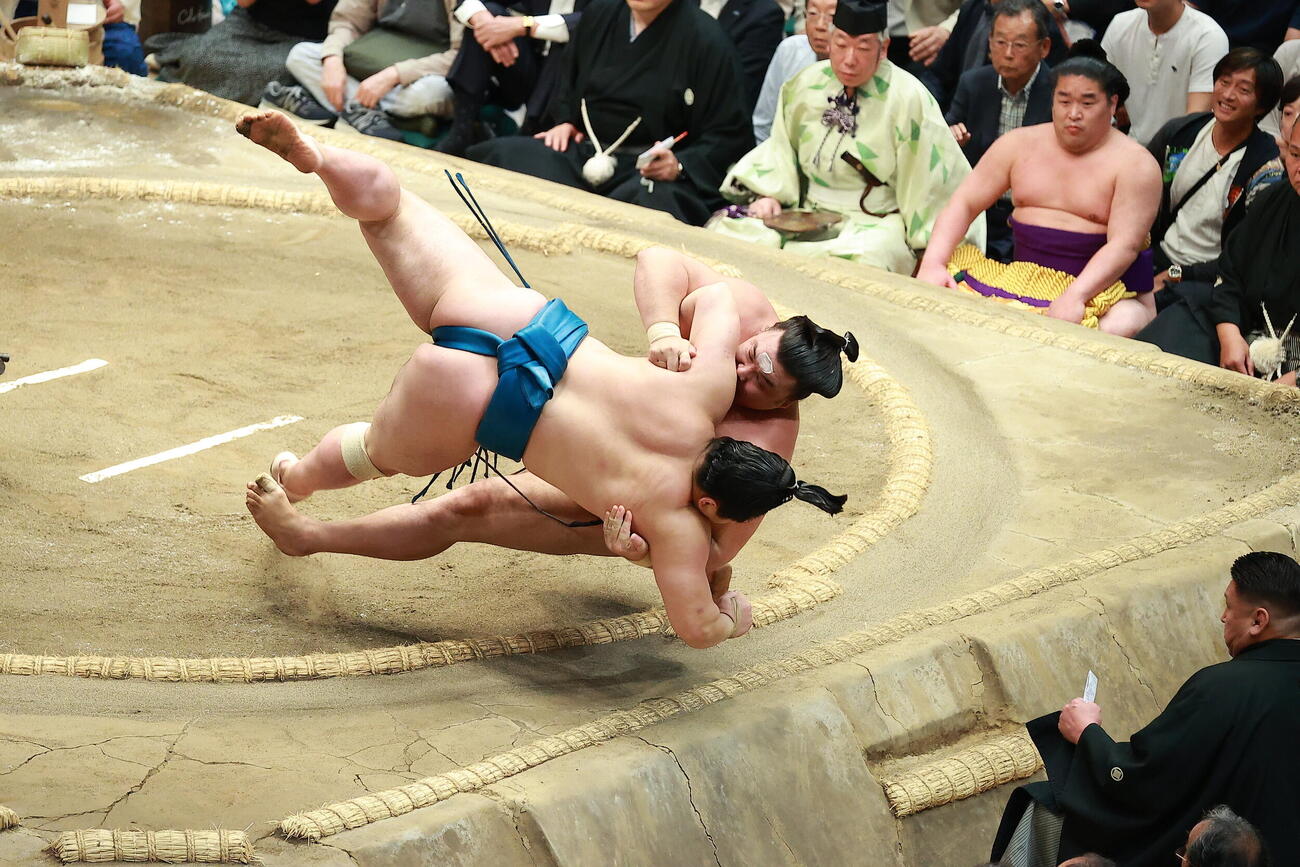 琴栄峰（左）をうっちゃりで破る霧島（撮影・中島郁夫）