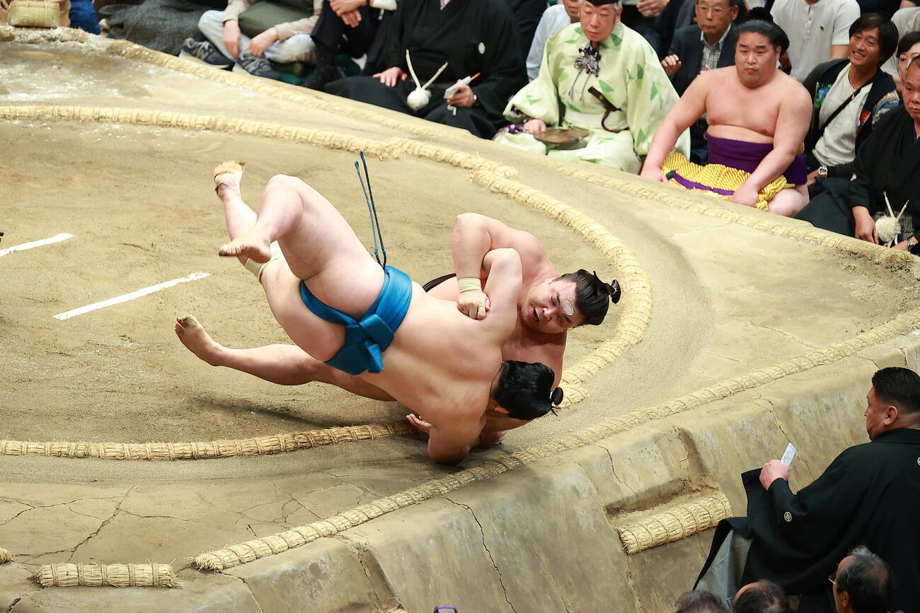 琴栄峰（左）をうっちゃりで破る霧島（撮影・中島郁夫）
