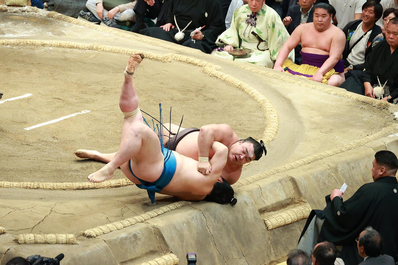 琴栄峰（左）をうっちゃりで破る霧島（撮影・中島郁夫）