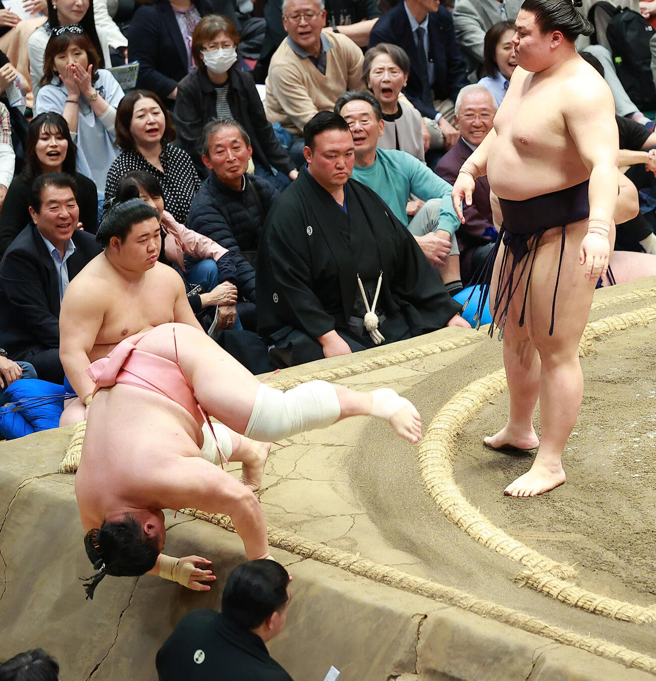宇良（左）を押し出しで破る義ノ富士（撮影・中島郁夫）