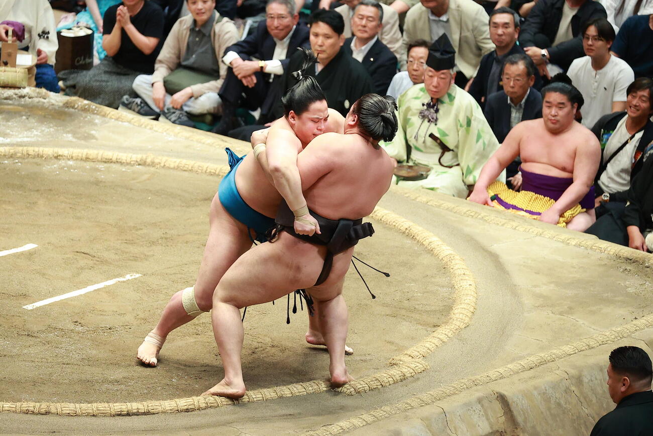 琴栄峰（左）をうっちゃりで破る霧島（撮影・中島郁夫）