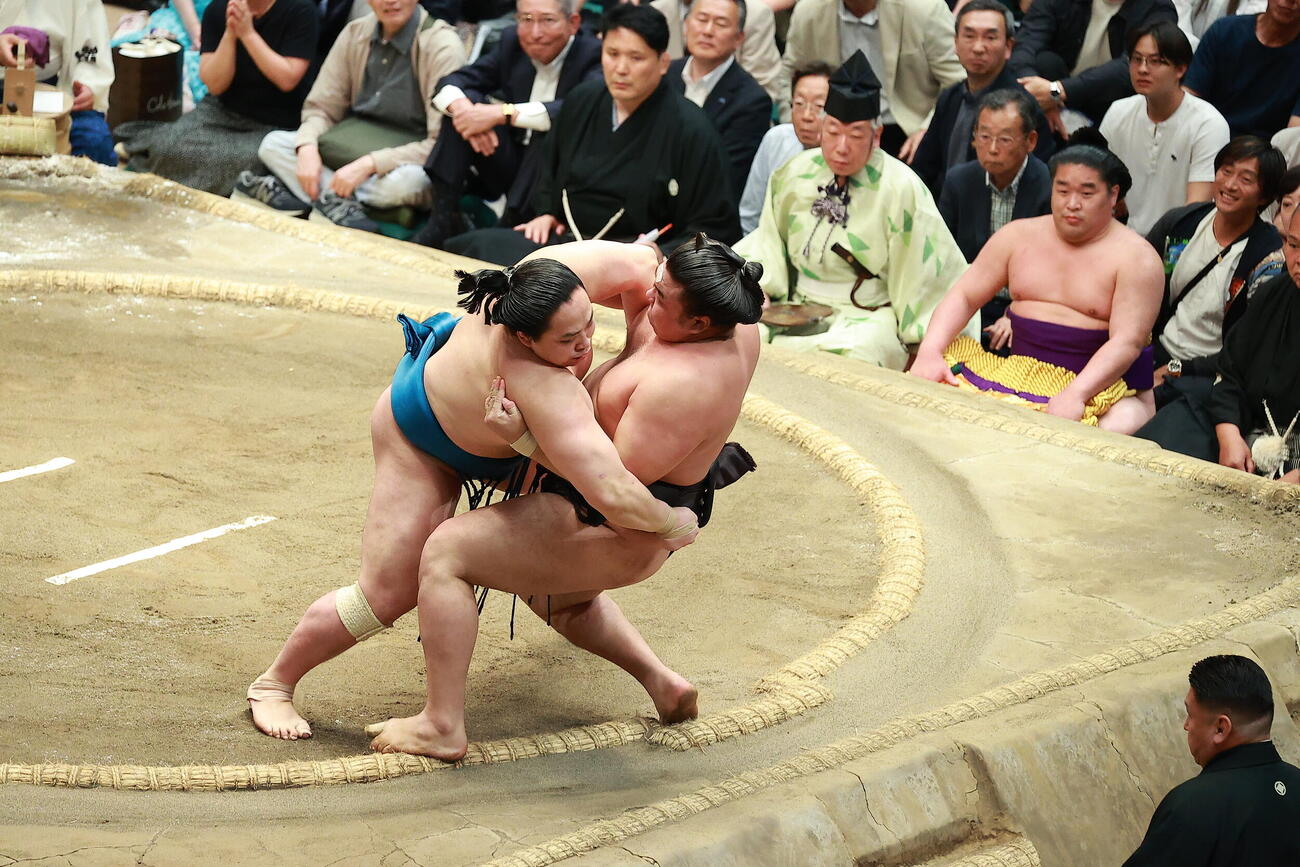 琴栄峰（左）をうっちゃりで破る霧島（撮影・中島郁夫）